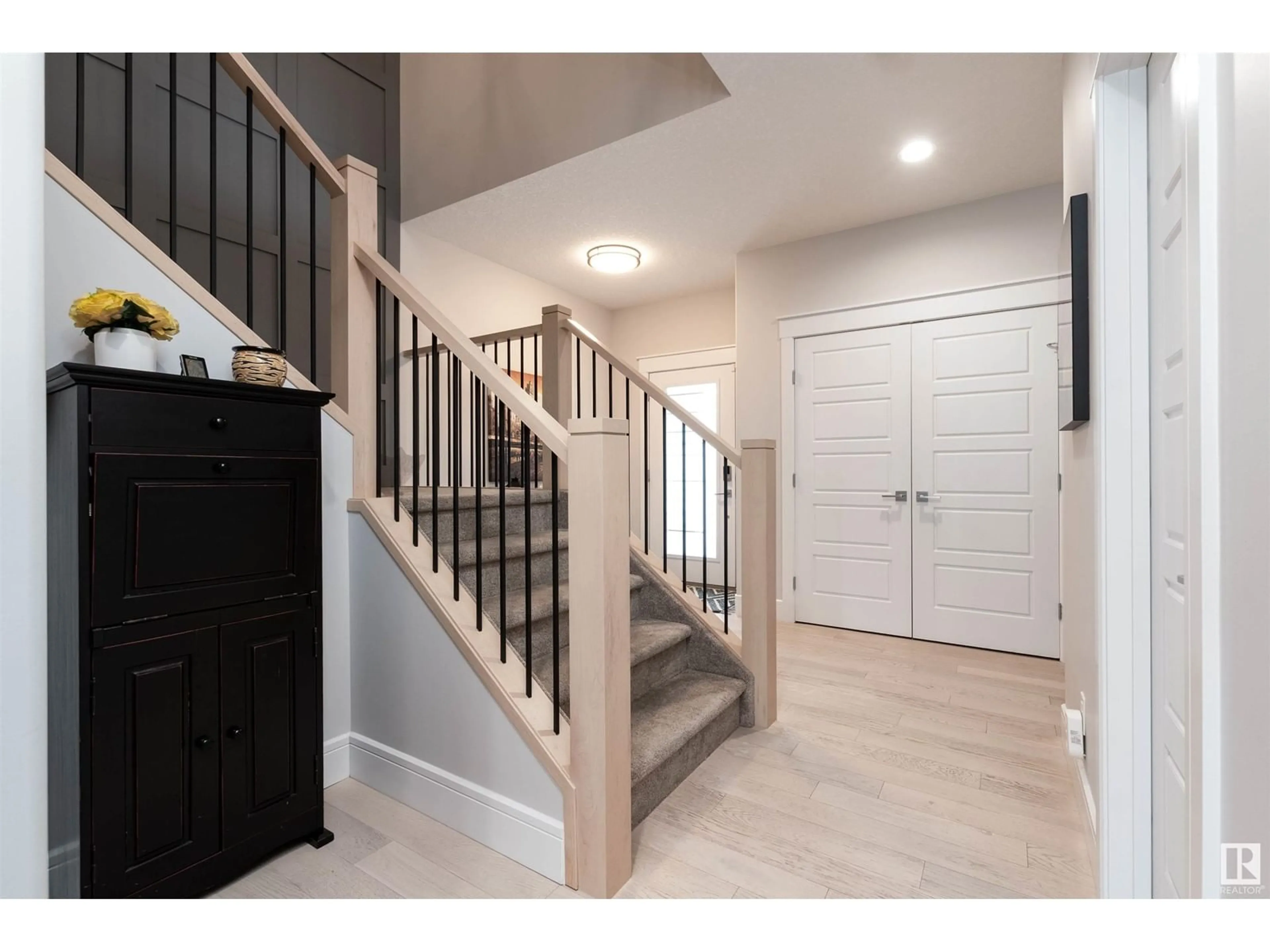 Indoor entryway for 16 EDISON DR, St. Albert Alberta T8N7W1