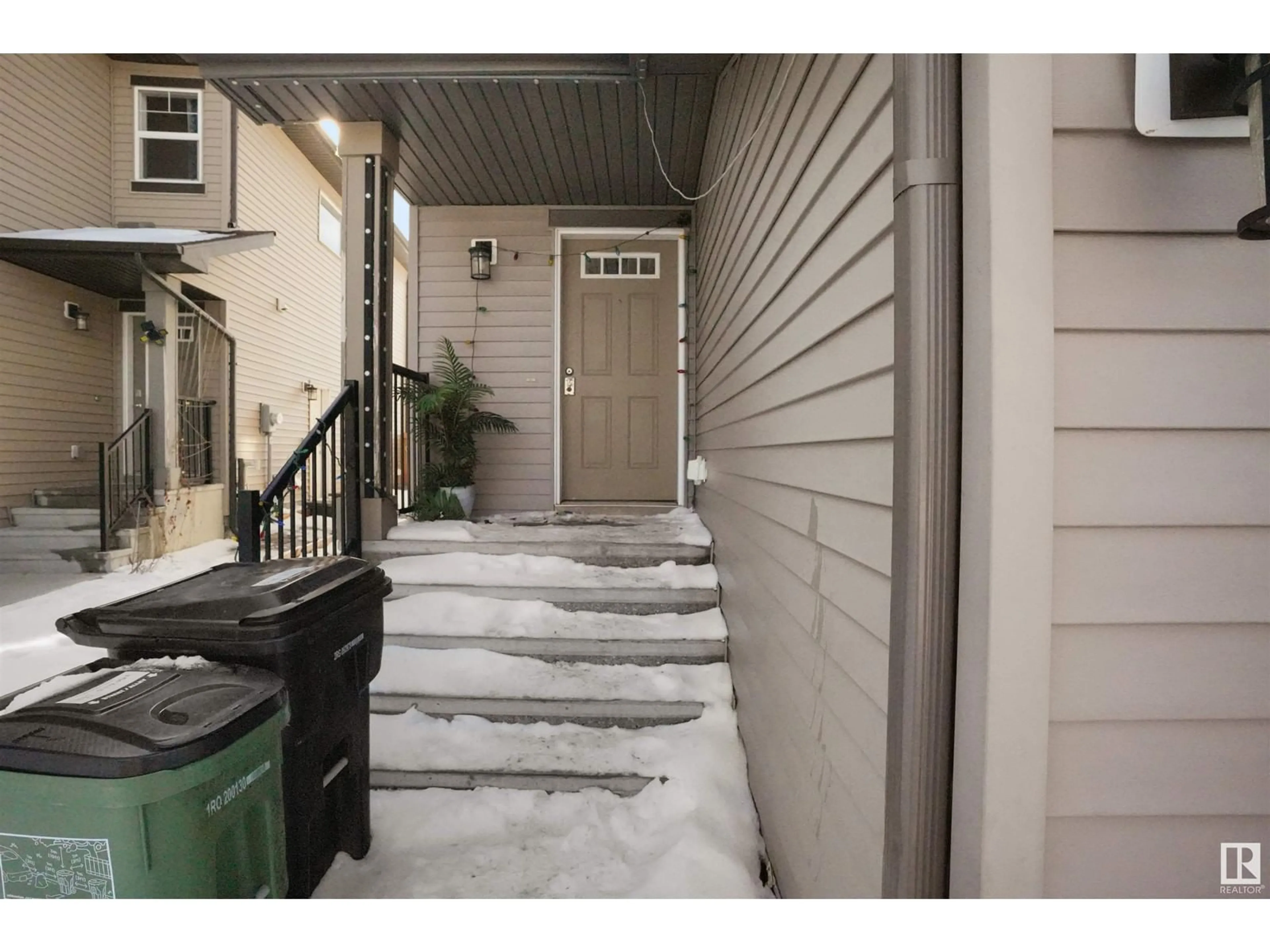 Indoor entryway for 3315 11 AV NW, Edmonton Alberta T6T0V1