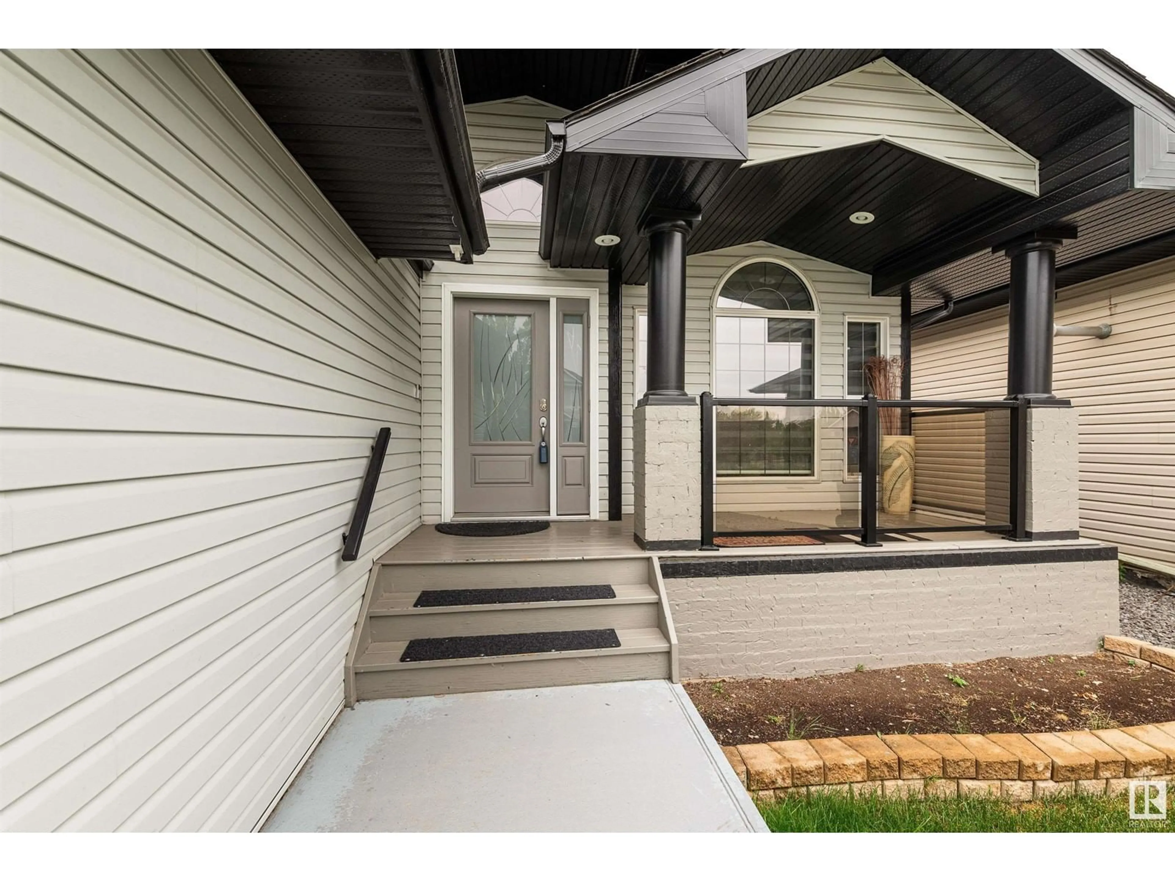 Indoor entryway for 17832 108 ST NW, Edmonton Alberta T5X6H6