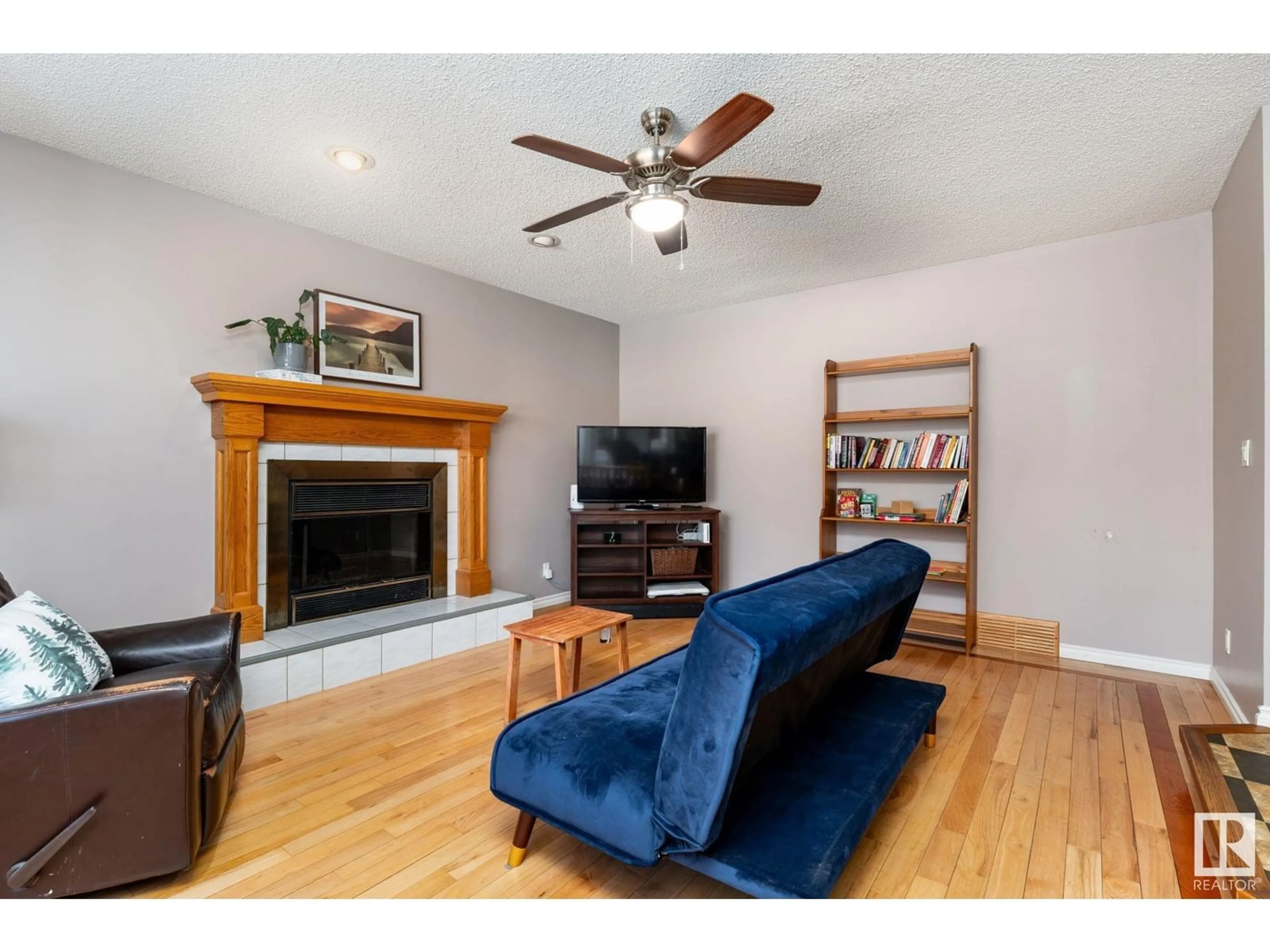 Living room with furniture, wood/laminate floor for 3220 44 AV NW, Edmonton Alberta T6T1E9