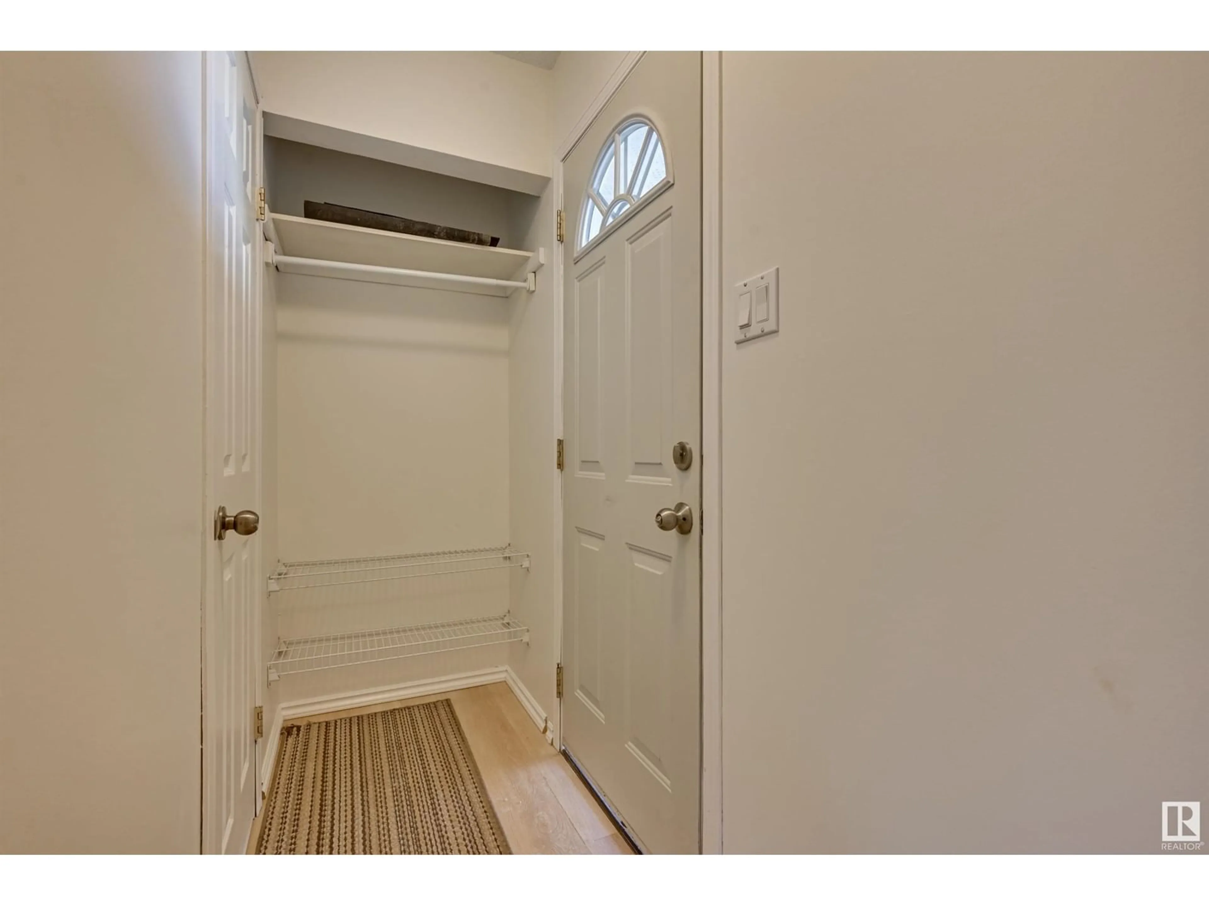 Indoor entryway for 110 PRIMROSE GARDENS GD NW, Edmonton Alberta T5T0R1