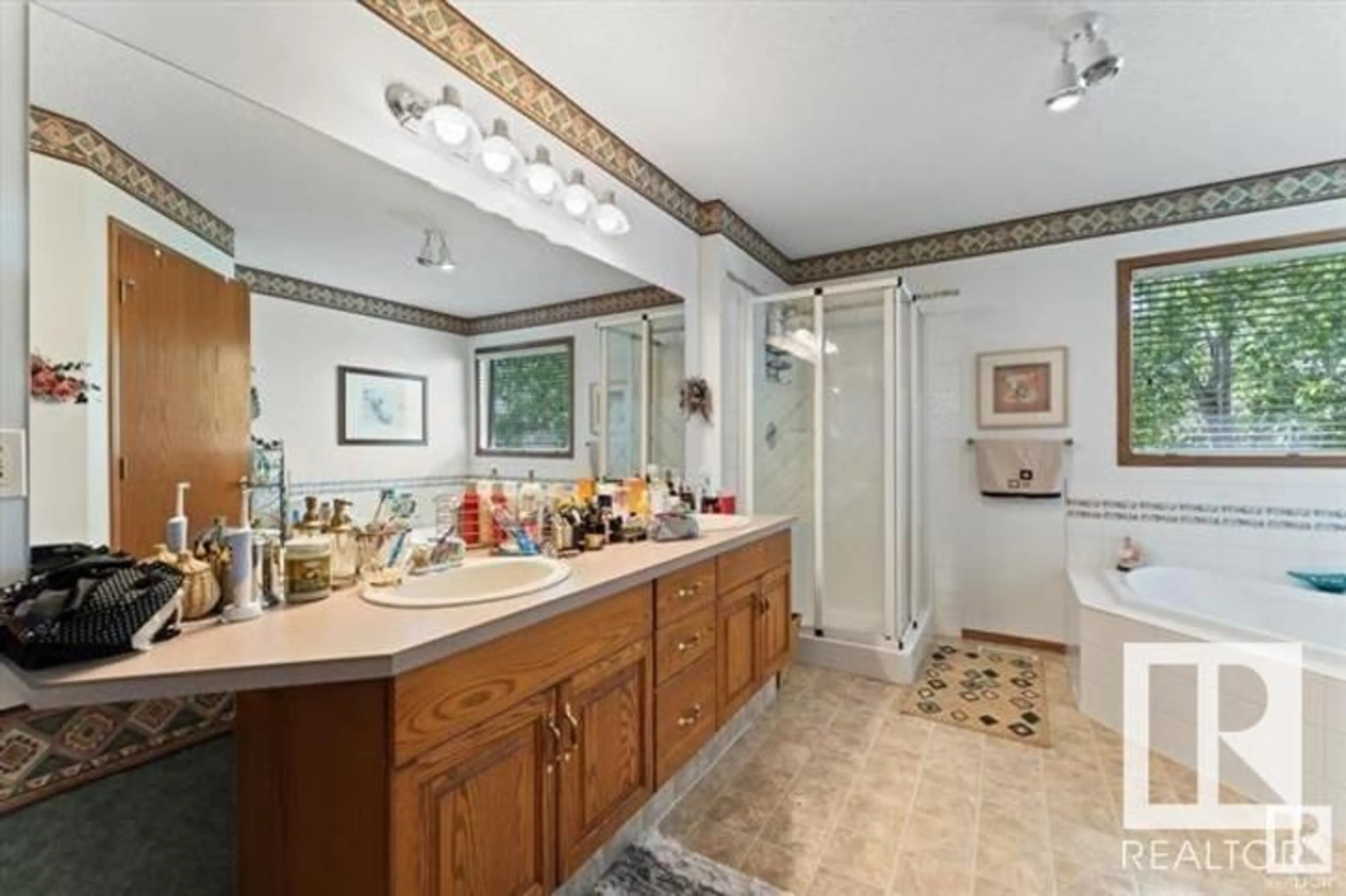 Standard bathroom, ceramic/tile floor for 11415 9 AV NW, Edmonton Alberta T6J6Z5