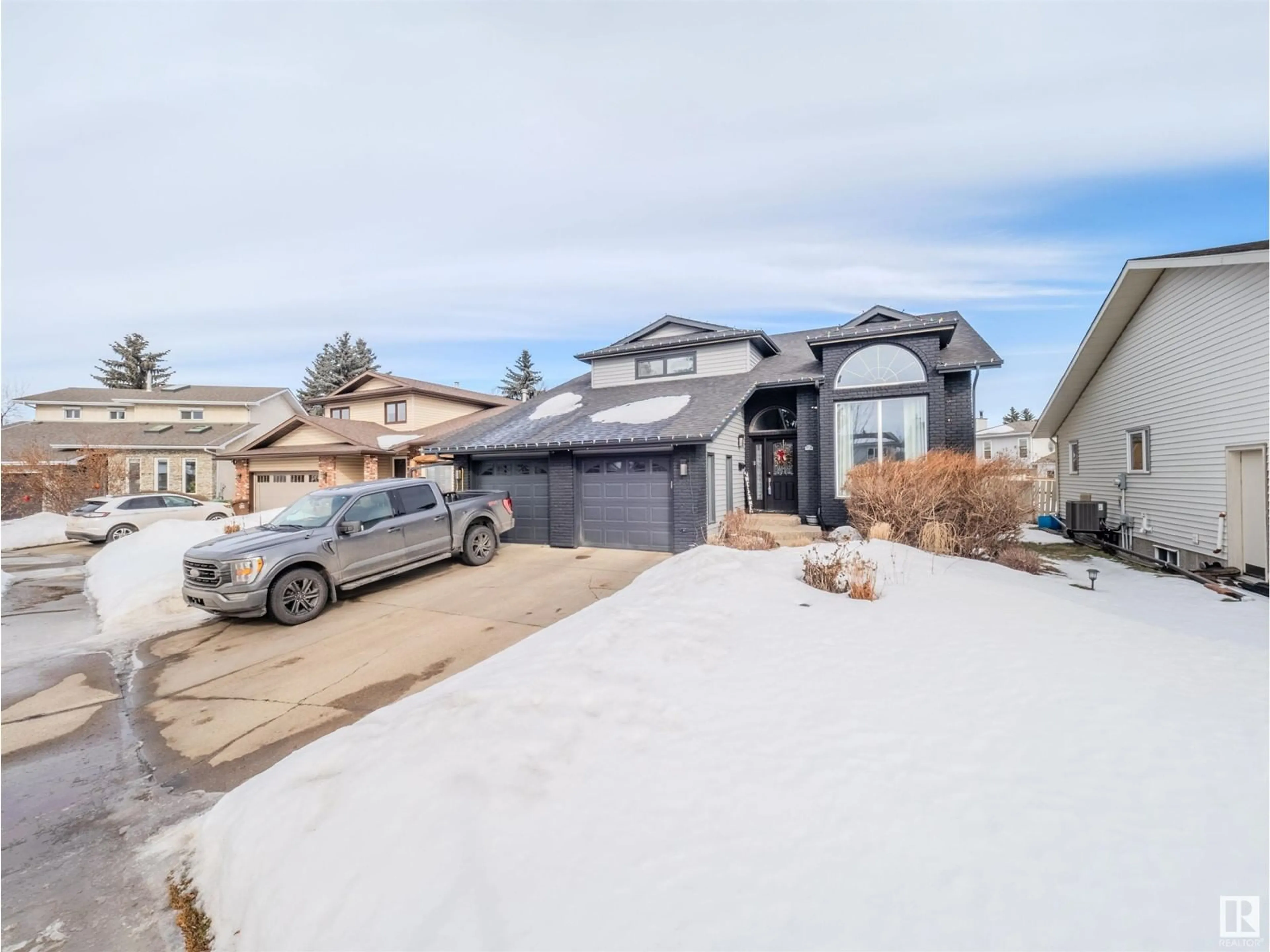 A pic from outside/outdoor area/front of a property/back of a property/a pic from drone, street for 3 DUNCAN CO, St. Albert Alberta T8N4Z1