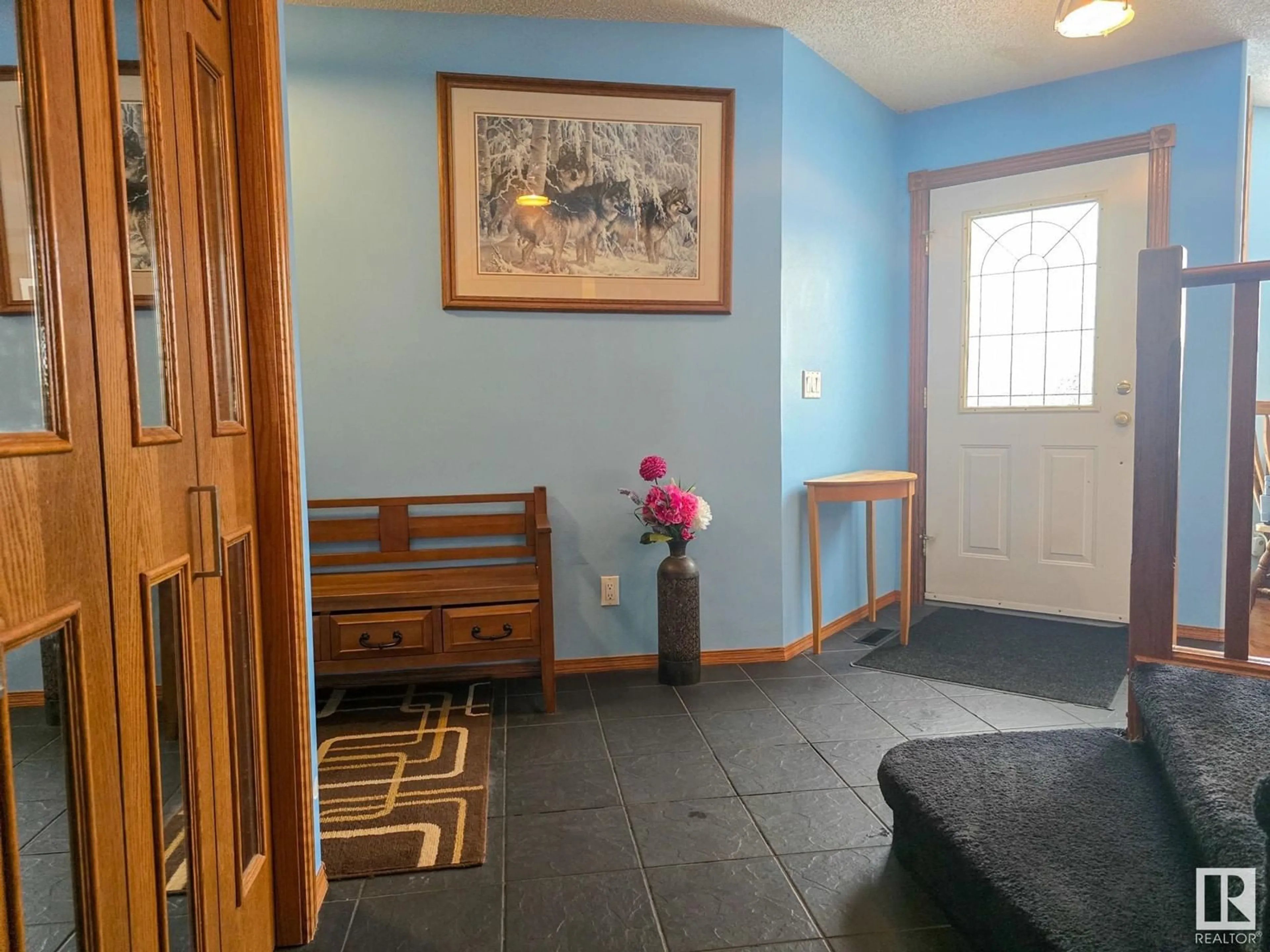 Indoor foyer for #16 56503 RGE ROAD 231, Rural Sturgeon County Alberta T0A1N4