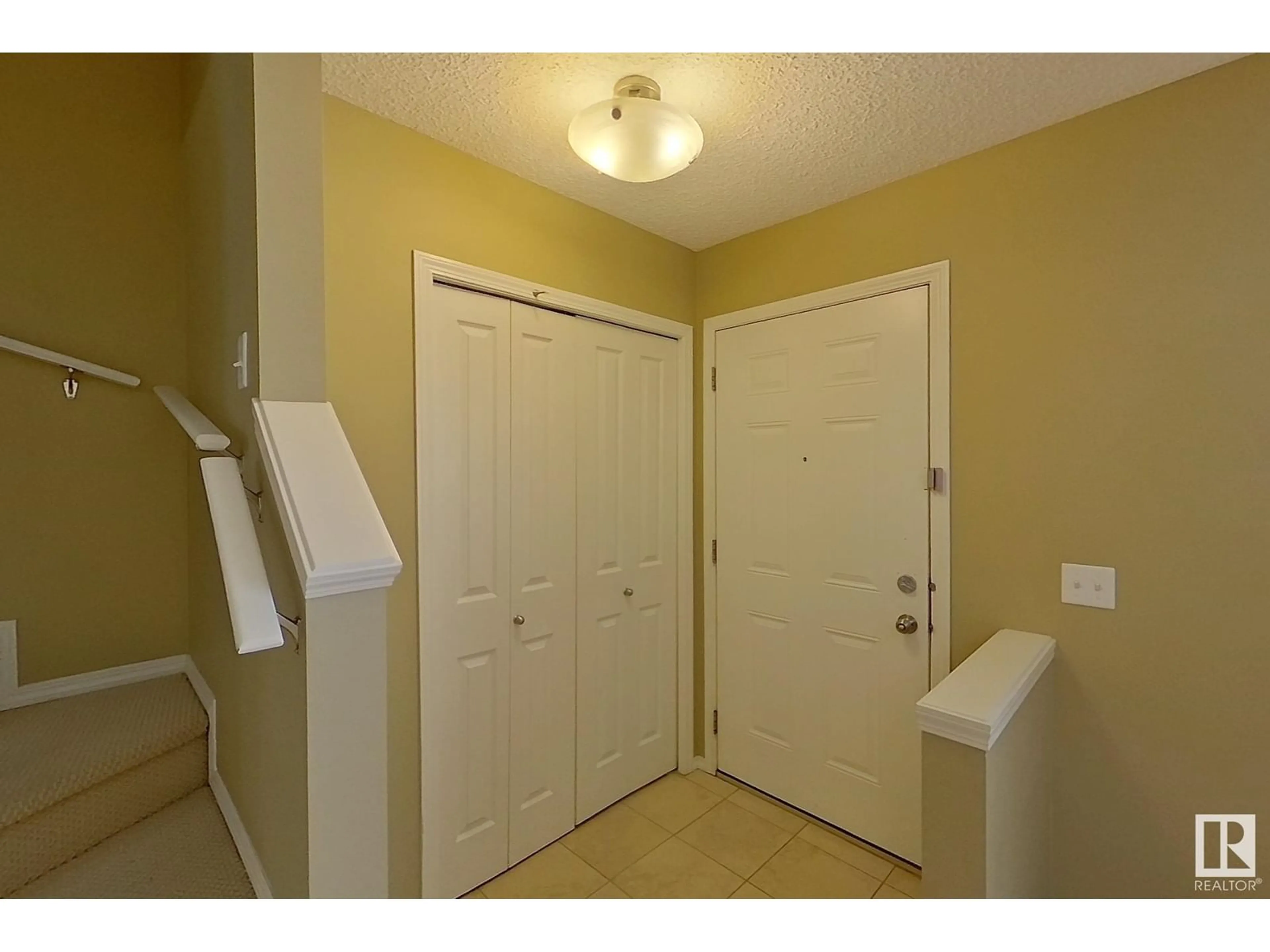 Indoor entryway for #21 2051 TOWNE CENTRE BV NW, Edmonton Alberta T6R0G8