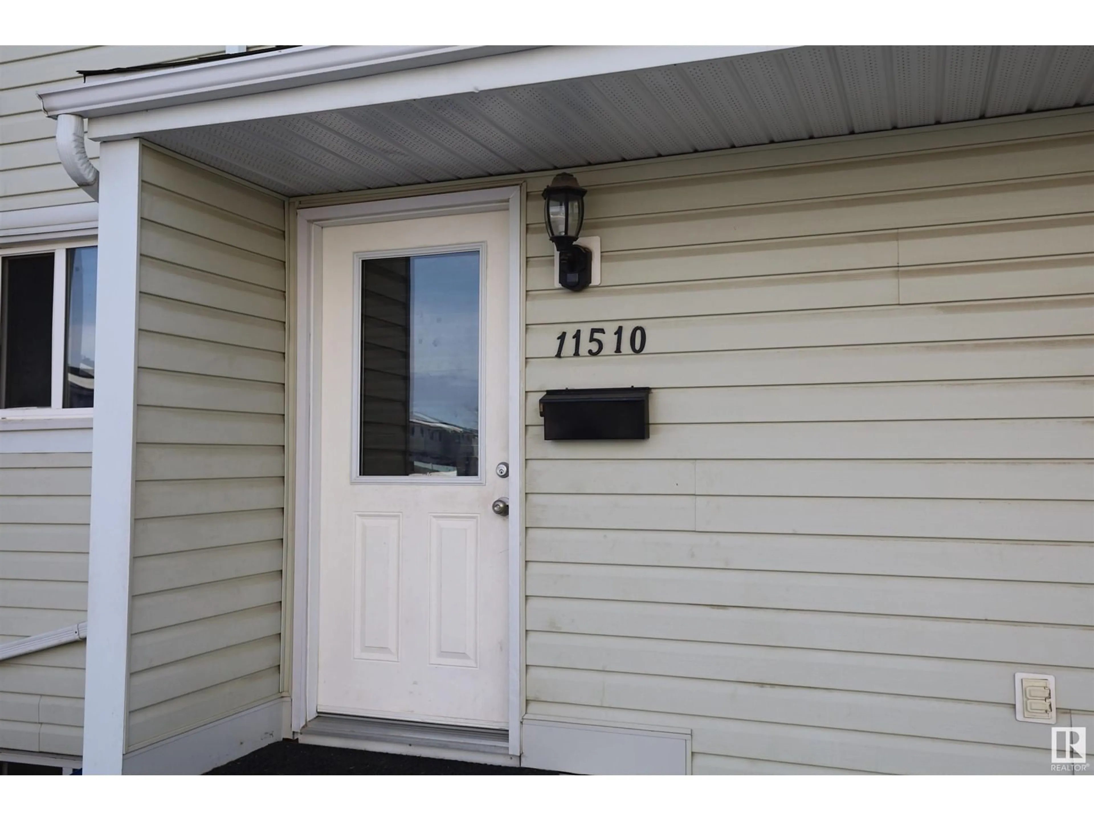 Indoor entryway for 11510 139 AV NW, Edmonton Alberta T5X3C4