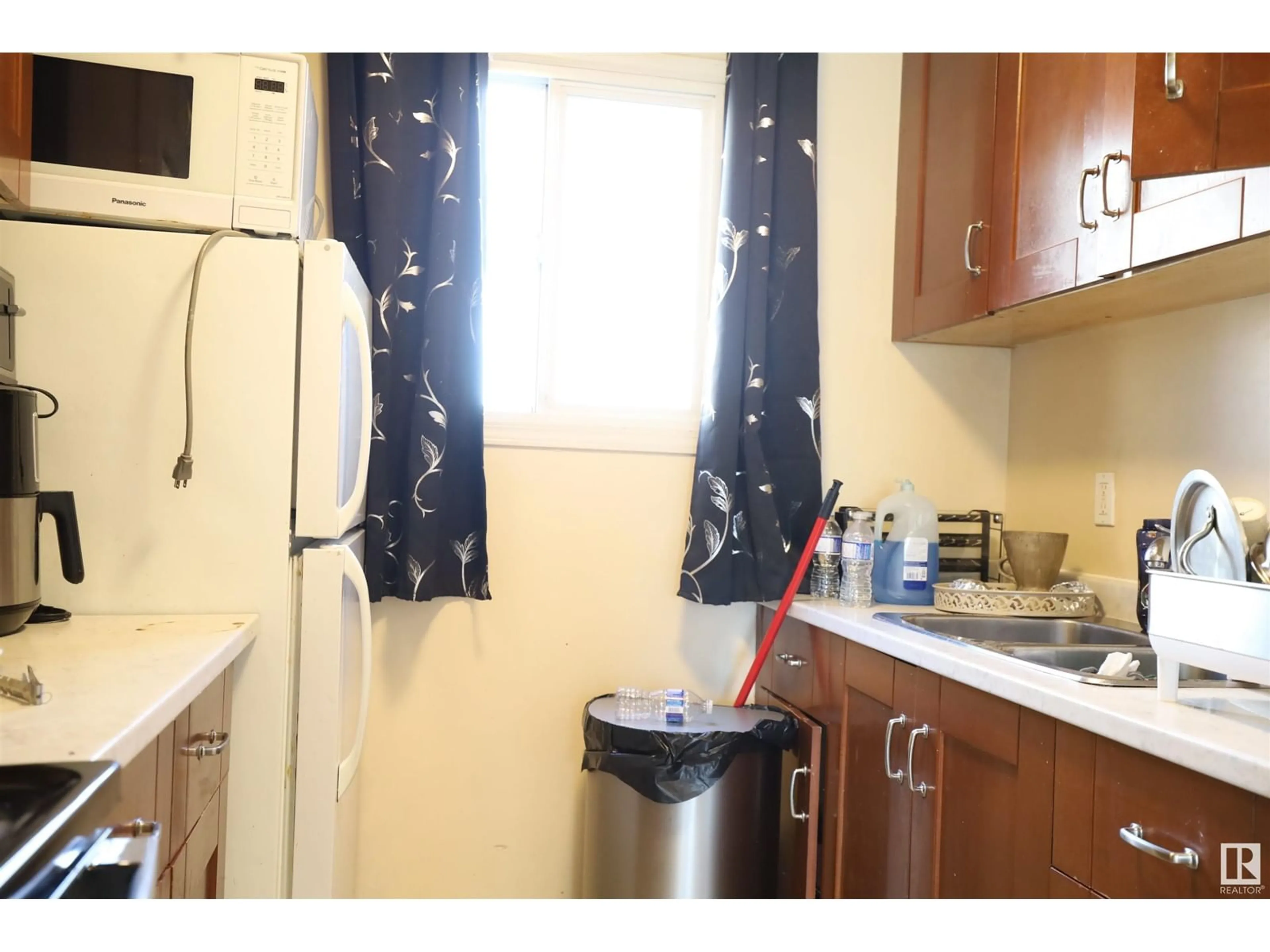 Standard kitchen, unknown for 11510 139 AV NW, Edmonton Alberta T5X3C4