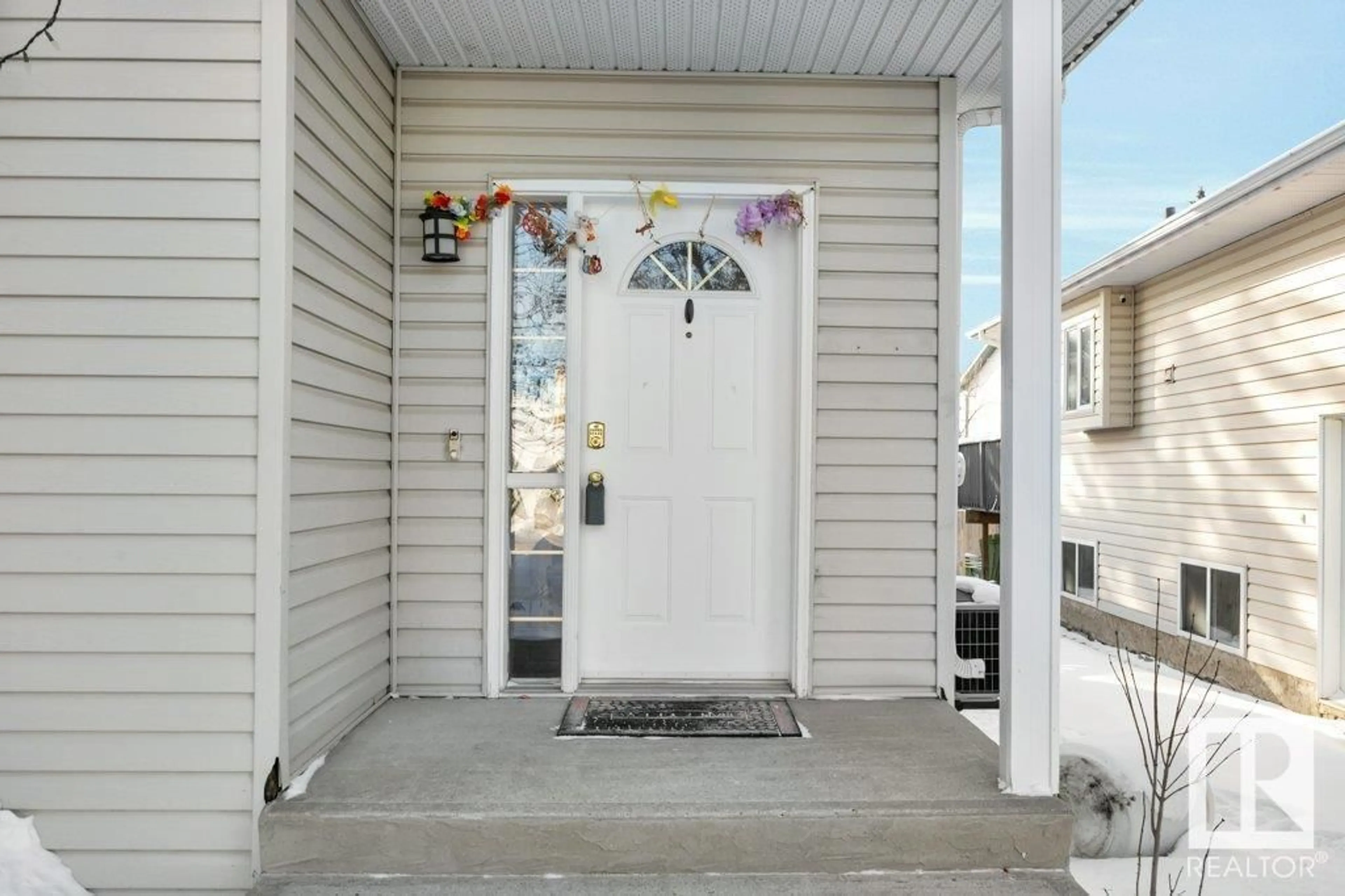 Indoor entryway for 2813 40A AV NW NW, Edmonton Alberta T6T1L7