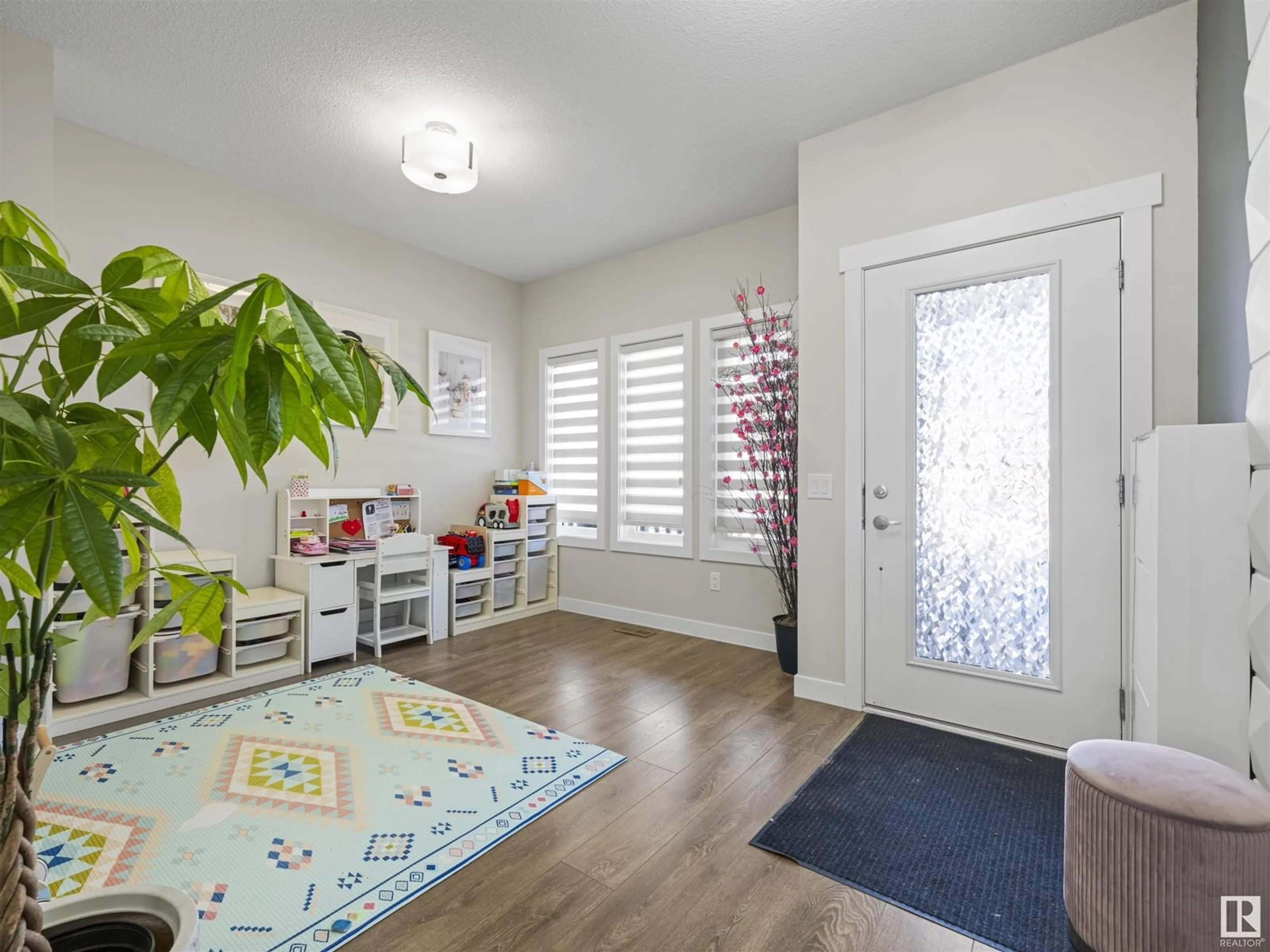 Indoor entryway for 19623 26 AV NW, Edmonton Alberta T6M0X4