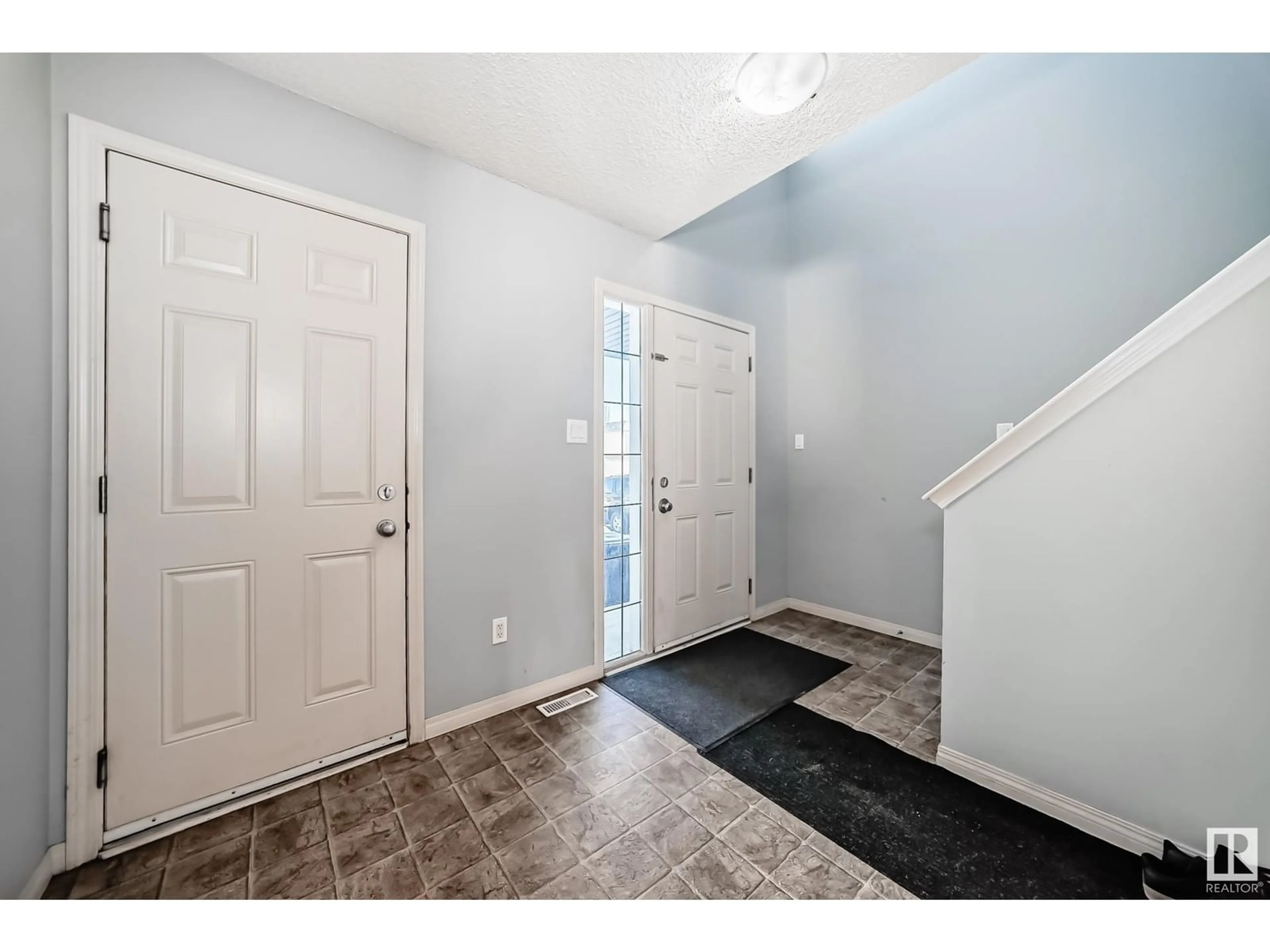 Indoor entryway for 3320 20 ST NW, Edmonton Alberta T6T0L5