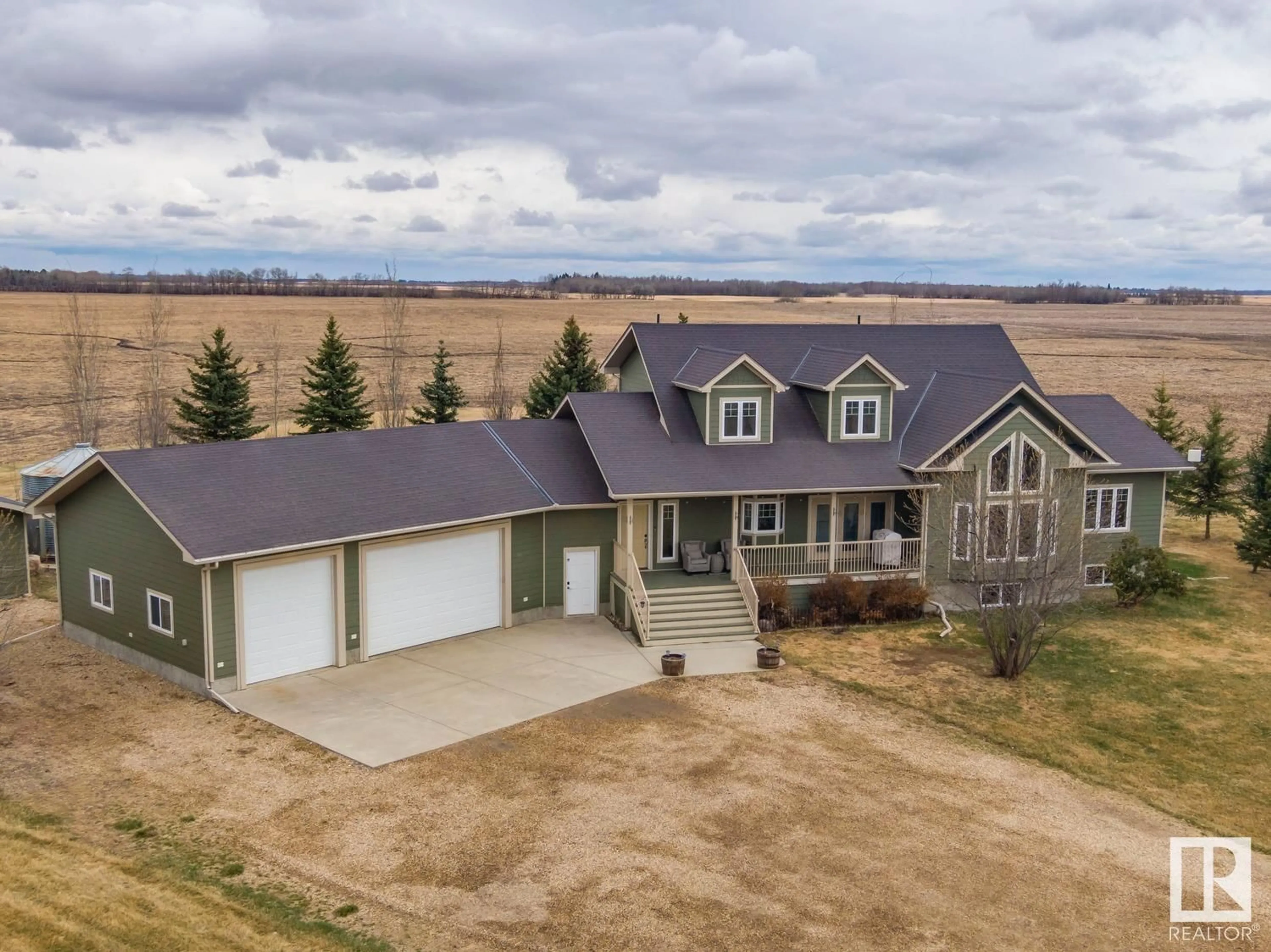 A pic from outside/outdoor area/front of a property/back of a property/a pic from drone, unknown for 55227 RGE RD 252, Rural Sturgeon County Alberta T8R0P9