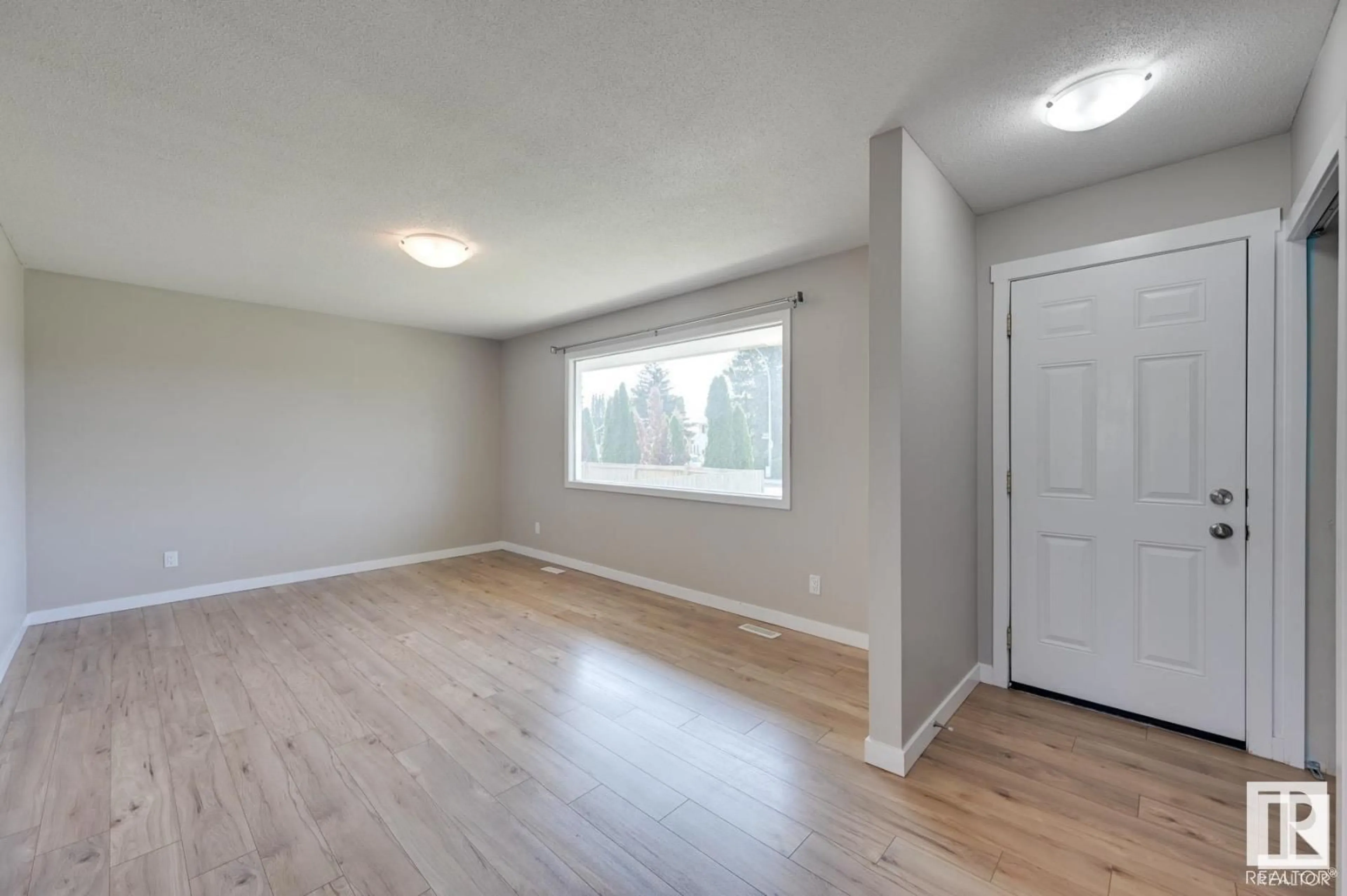 A pic of a room for 7408 149A AV NW, Edmonton Alberta T5C2W6