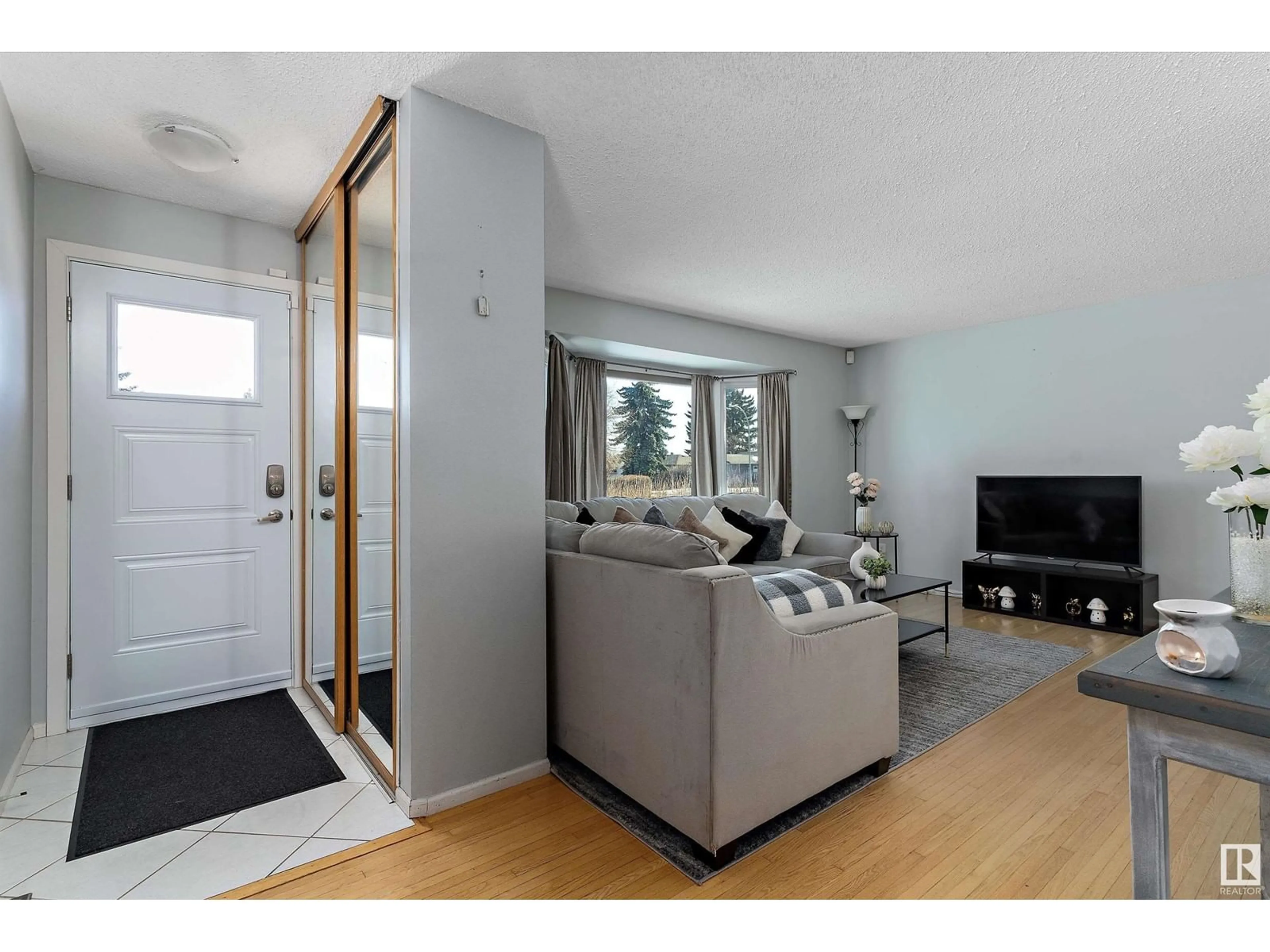 Indoor entryway for 13216 67 ST NW, Edmonton Alberta T5C0C4