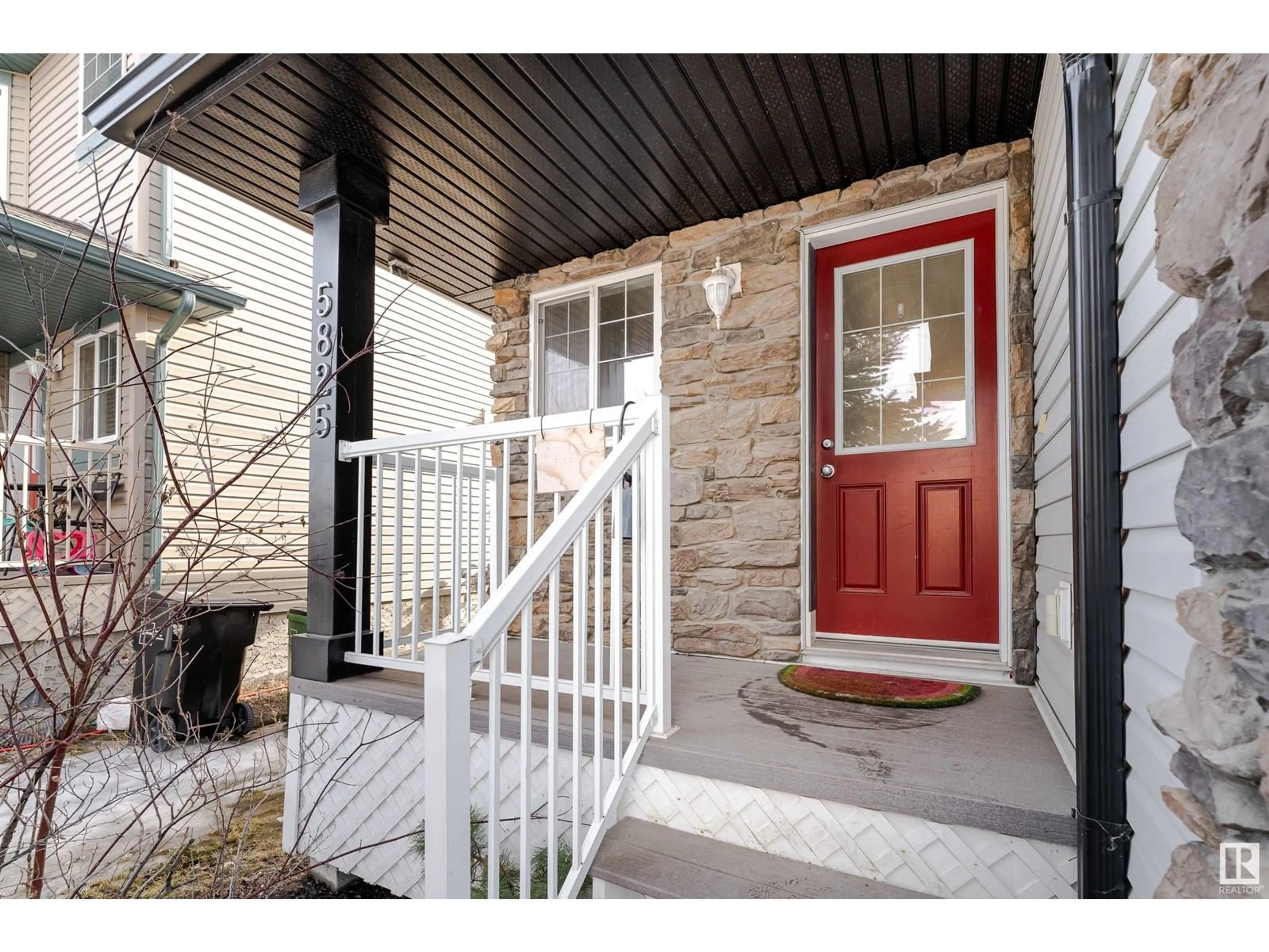 Indoor entryway for 5825 8 AV SW, Edmonton Alberta T6X0G7