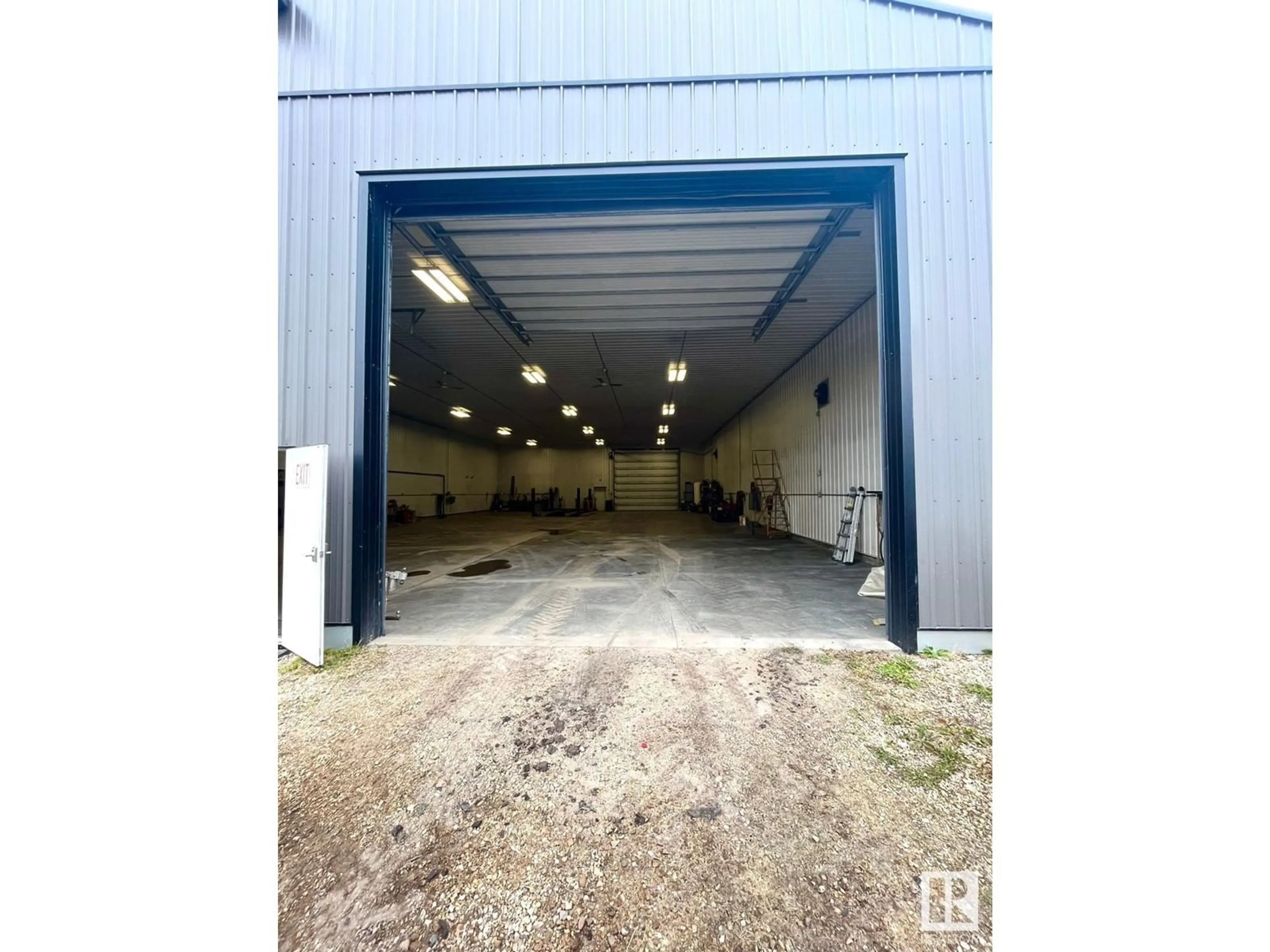 Indoor garage for 58128 RR 251, Rural Sturgeon County Alberta T0G1L0