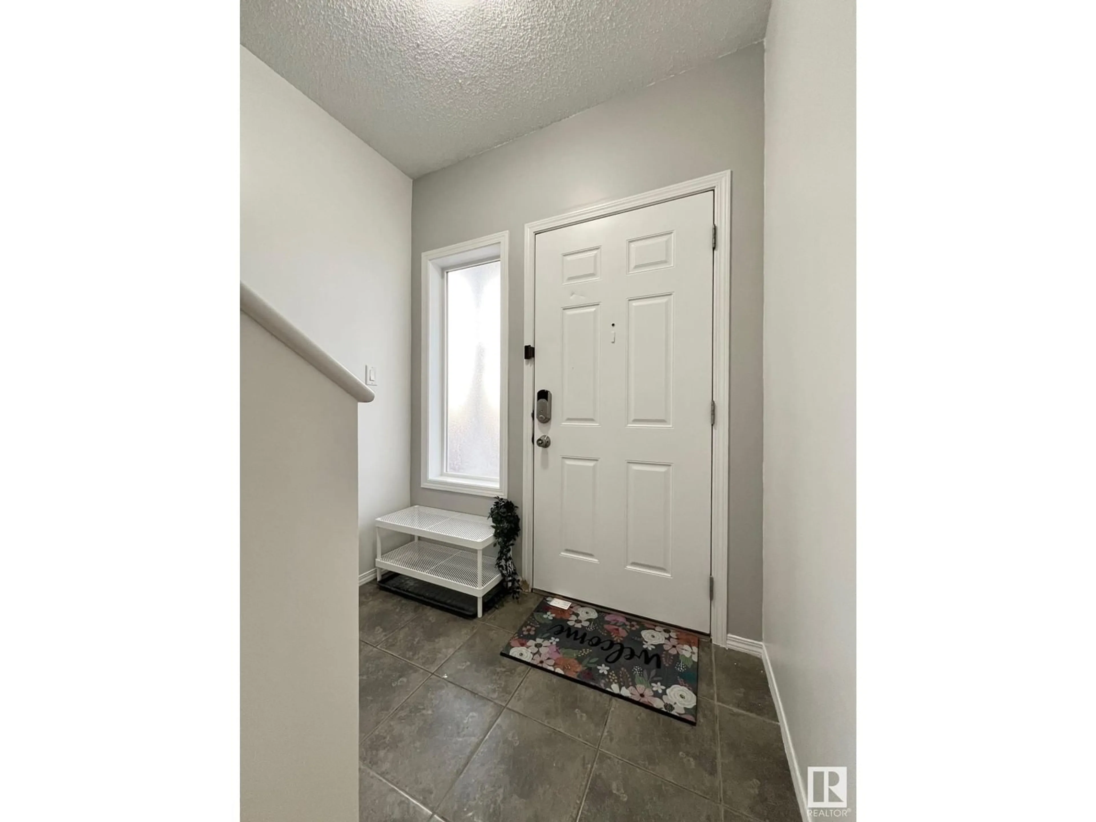 Indoor entryway for #54 451 HYNDMAN CR NW, Edmonton Alberta T5A5J3