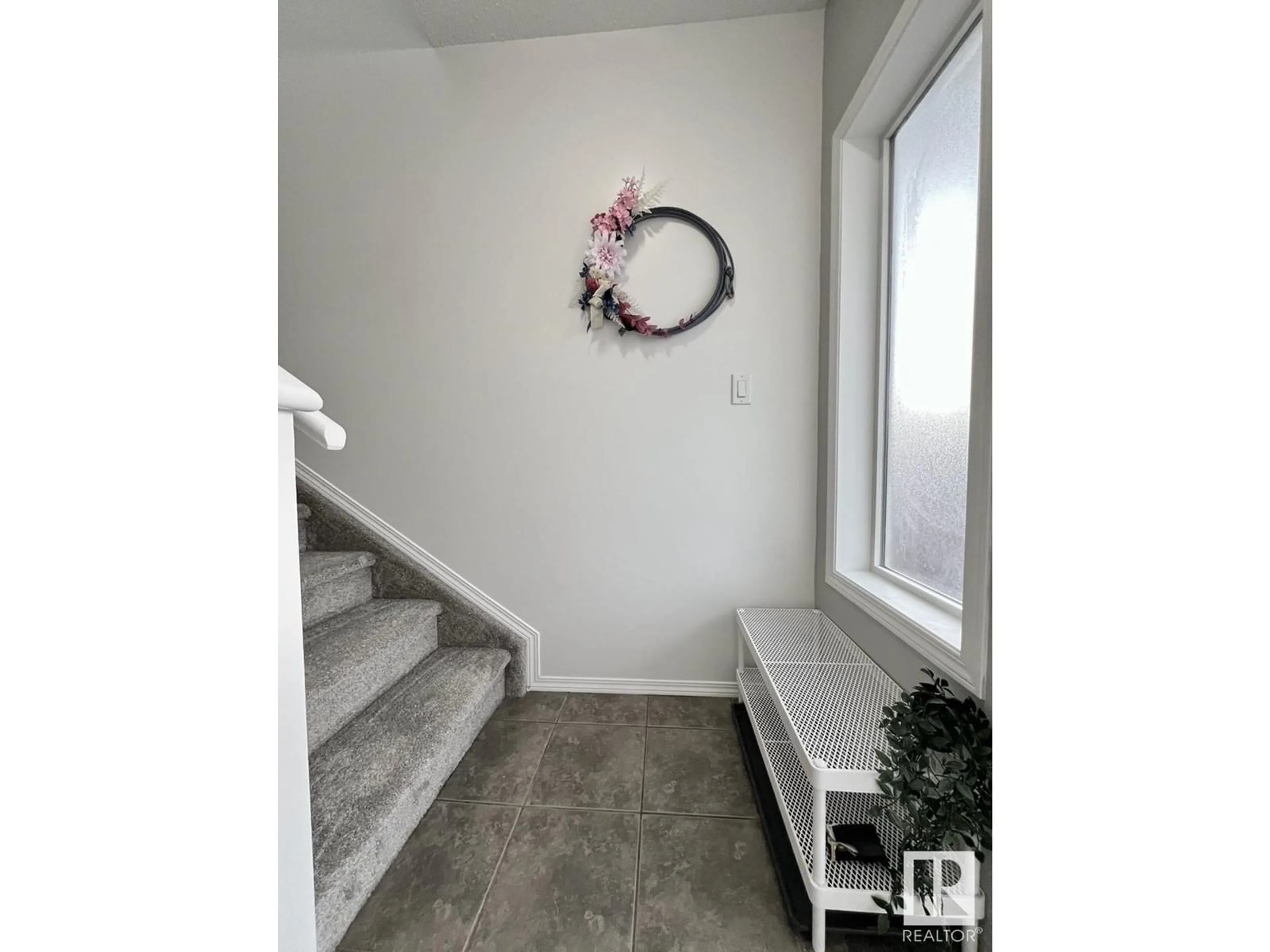 Indoor entryway for #54 451 HYNDMAN CR NW, Edmonton Alberta T5A5J3