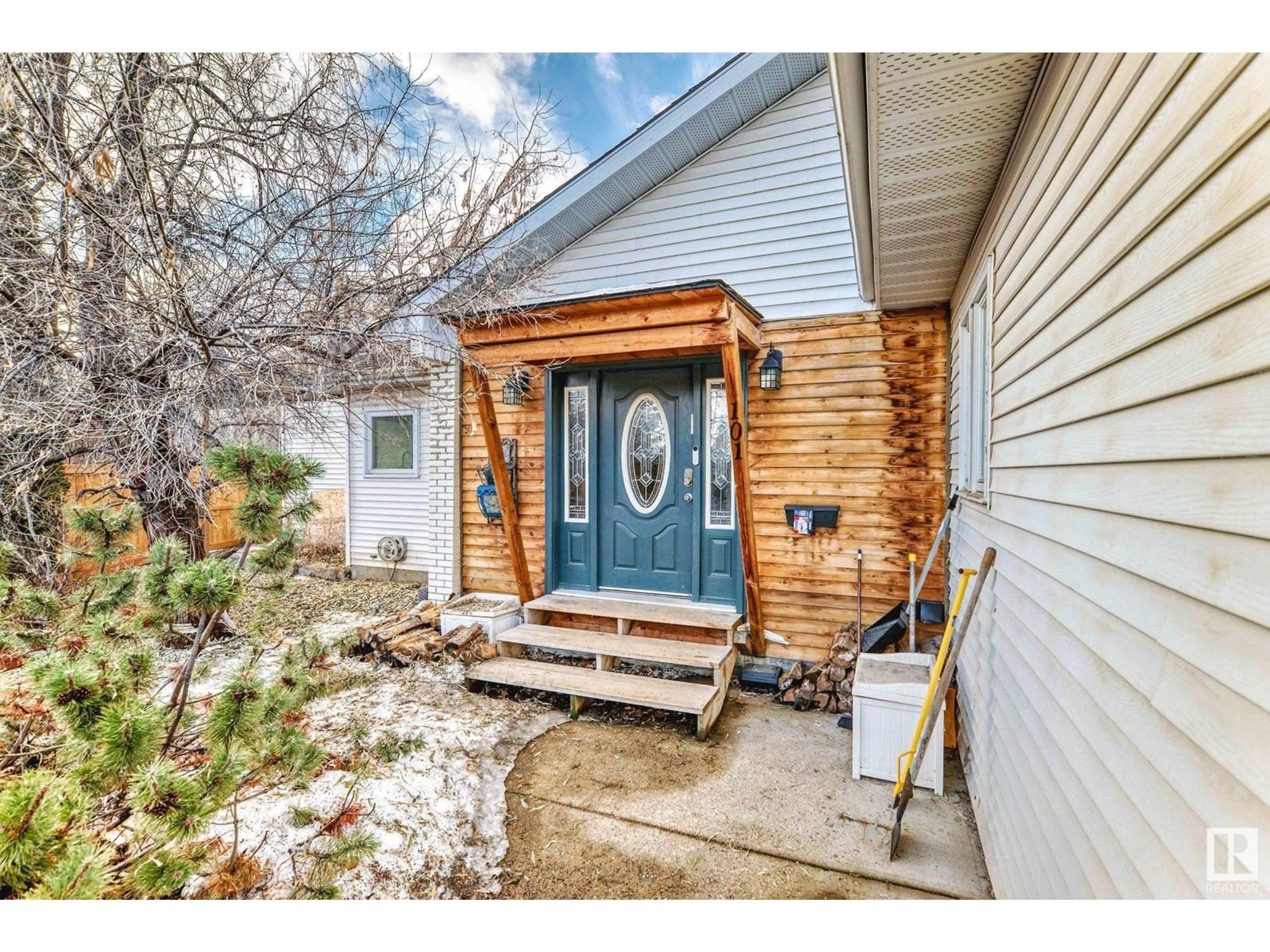 Indoor entryway for 101 Westridge RD NW, Edmonton Alberta T5T1B5