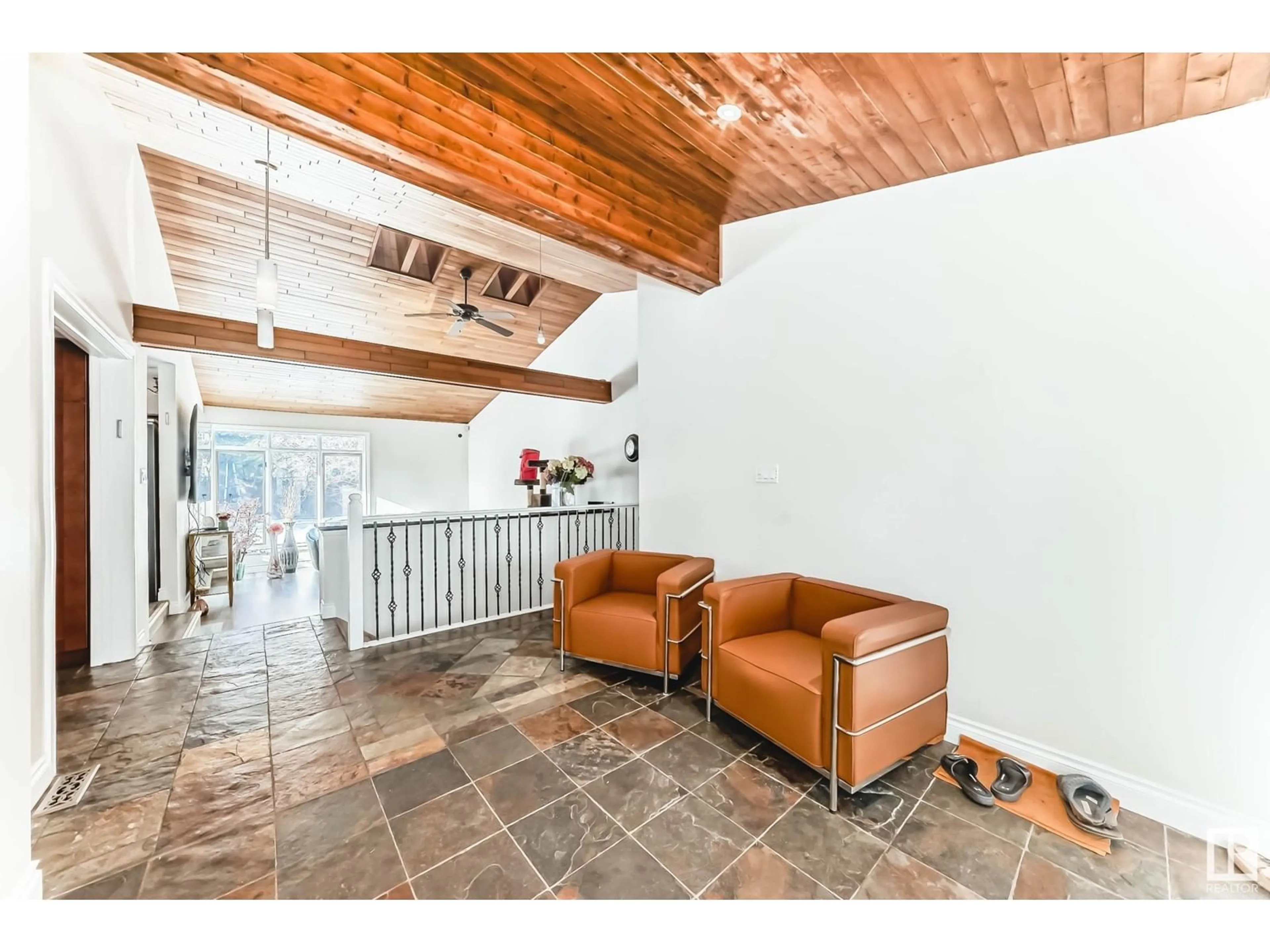 Indoor foyer for 101 Westridge RD NW, Edmonton Alberta T5T1B5