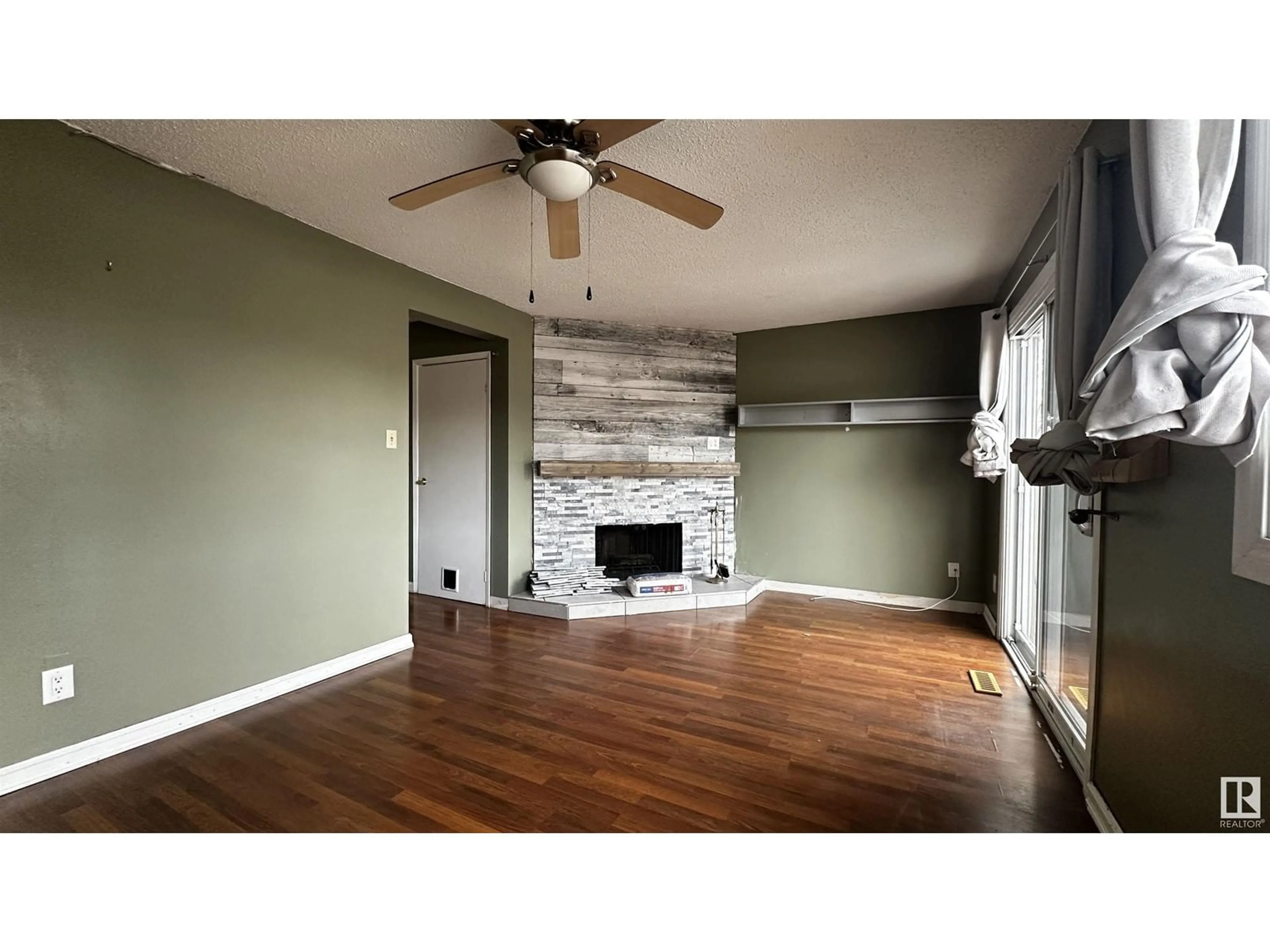 A pic of a room for 1275 HOOKE RD NW, Edmonton Alberta T5A4A5