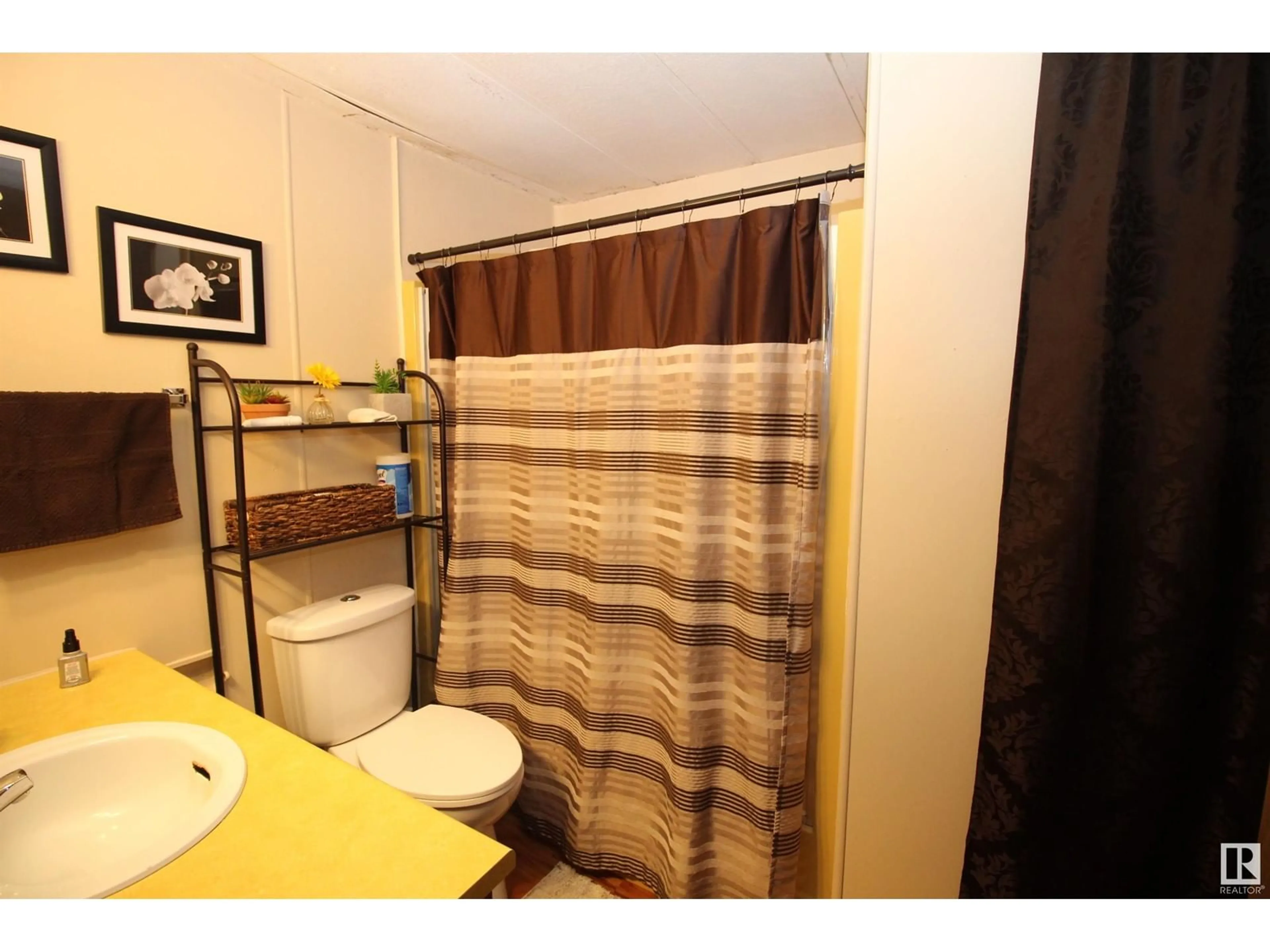 Standard bathroom, unknown for 5104 50 ST, Vimy Alberta T0G2J0