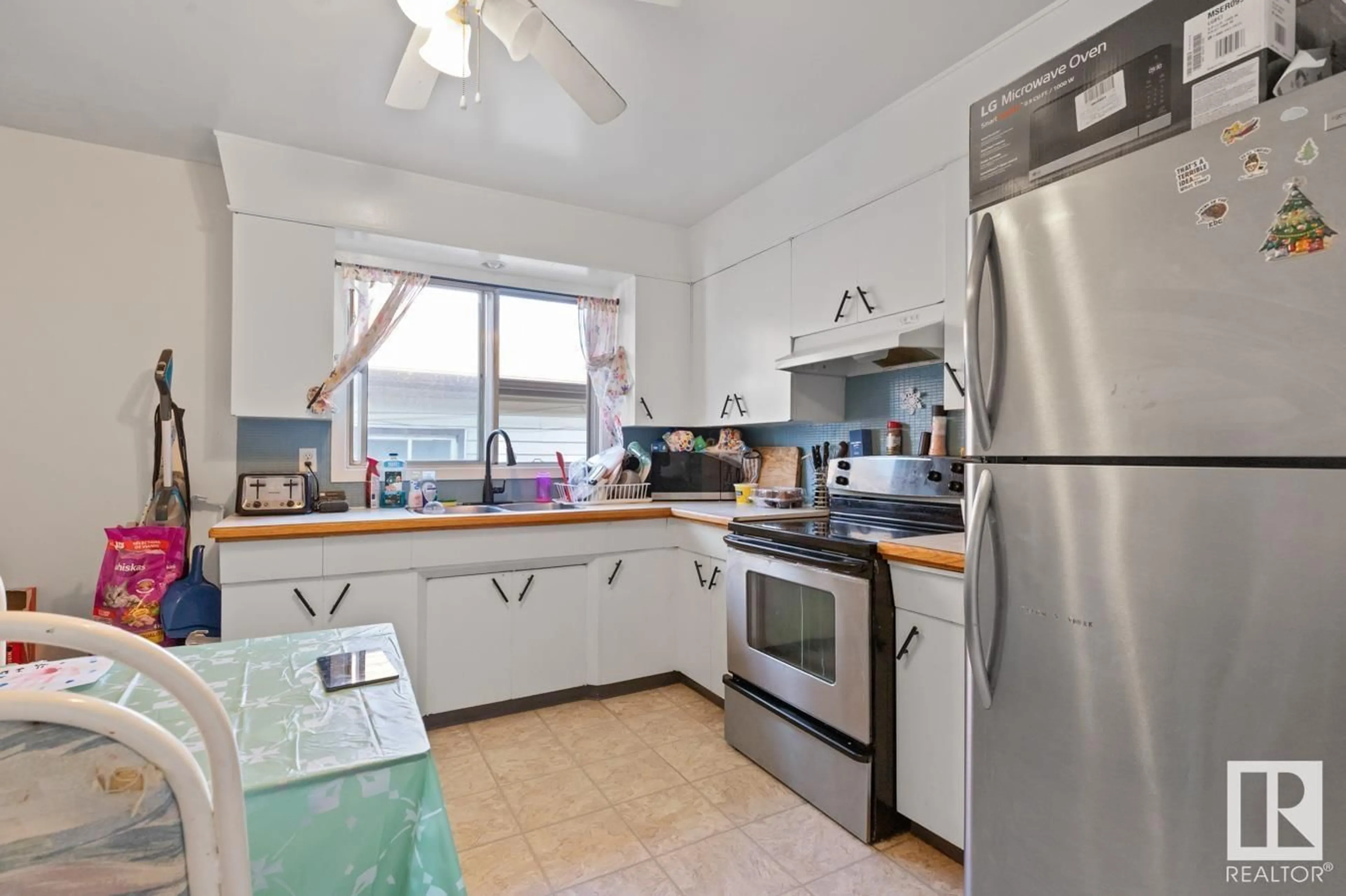 Standard kitchen, unknown for 8844 93 ST NW, Edmonton Alberta T6C3T1