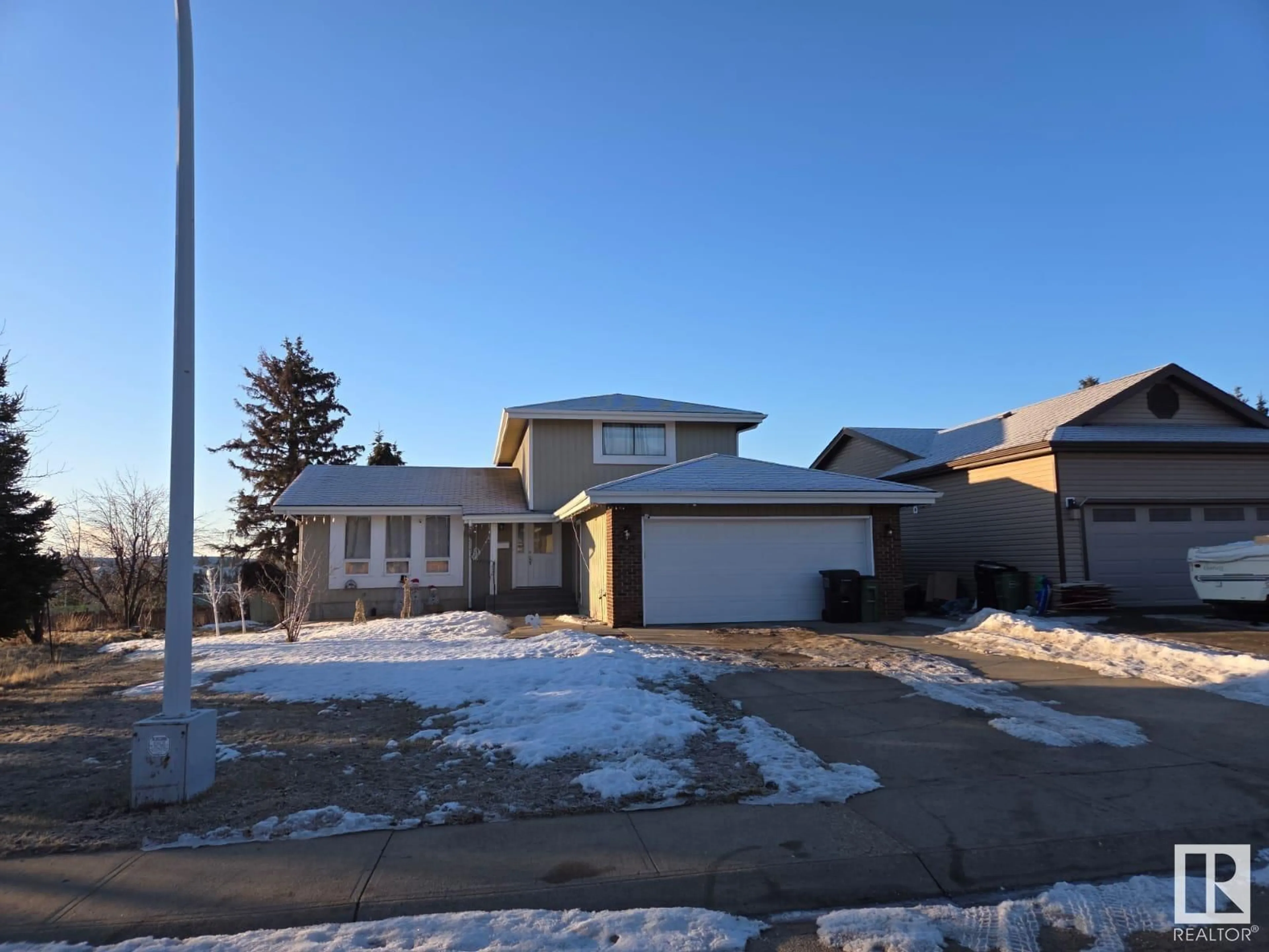 A pic from outside/outdoor area/front of a property/back of a property/a pic from drone, street for 72 HOWSON CR NW, Edmonton Alberta T5A4T5