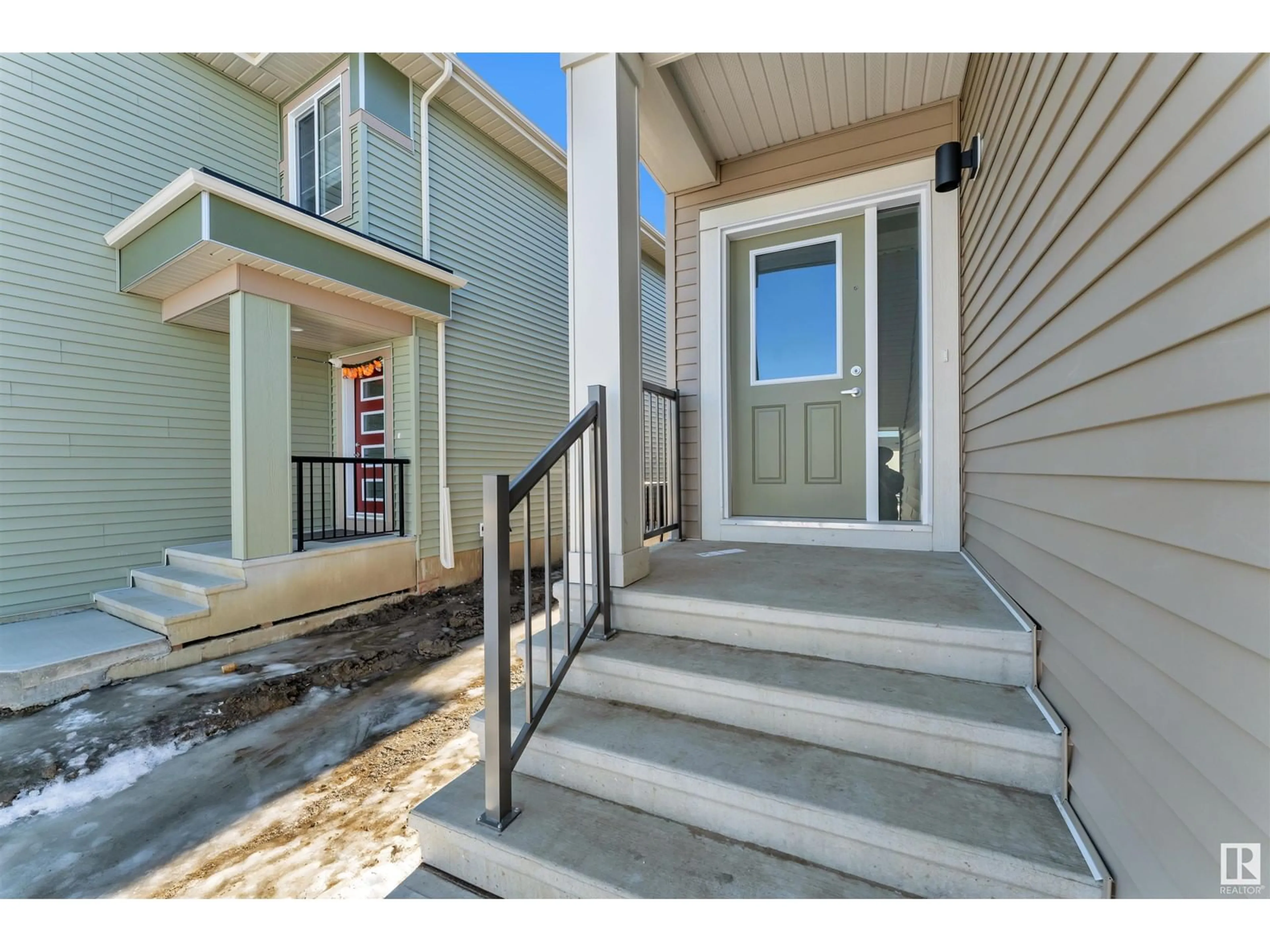 Indoor entryway for 1423 13 AV NW, Edmonton Alberta T6T2S7