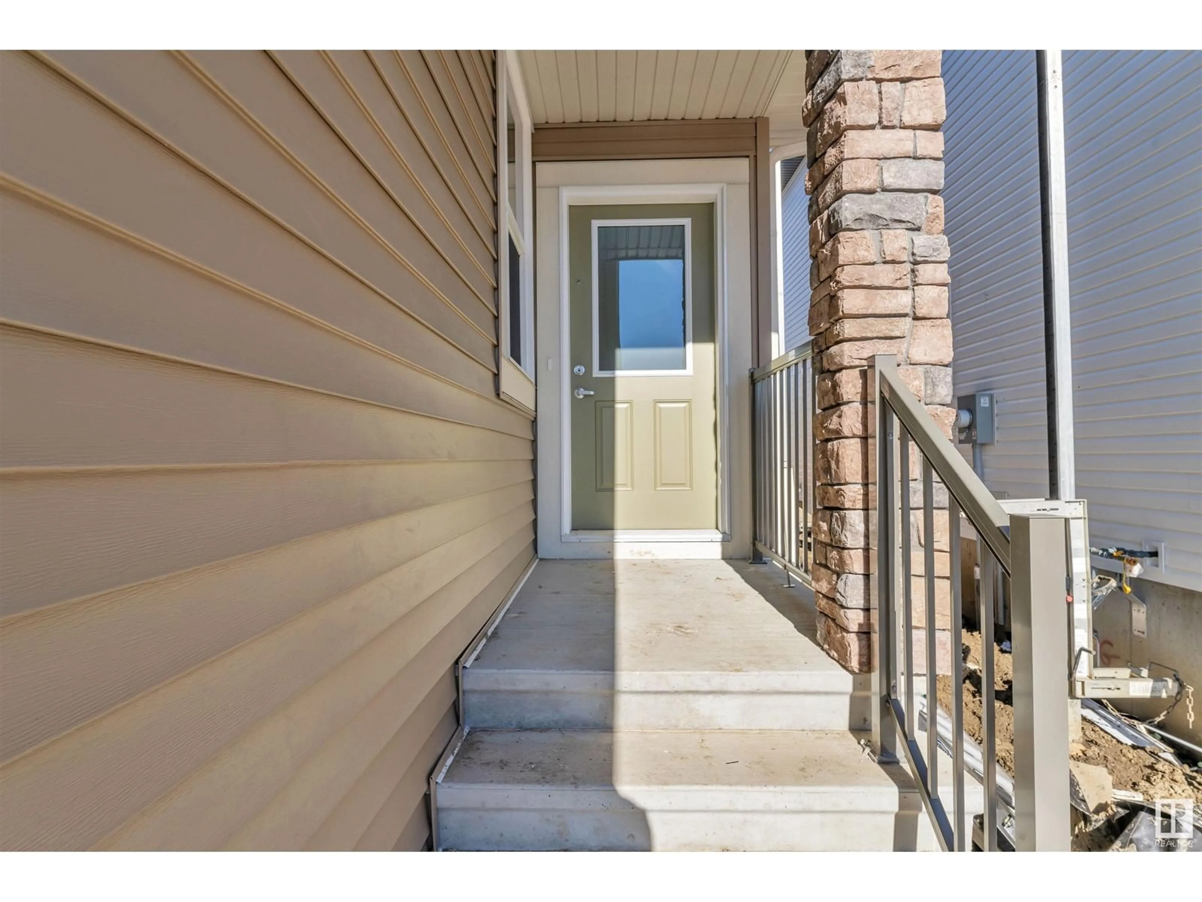 Indoor entryway for 1532 11 AV NW, Edmonton Alberta T6T2W4