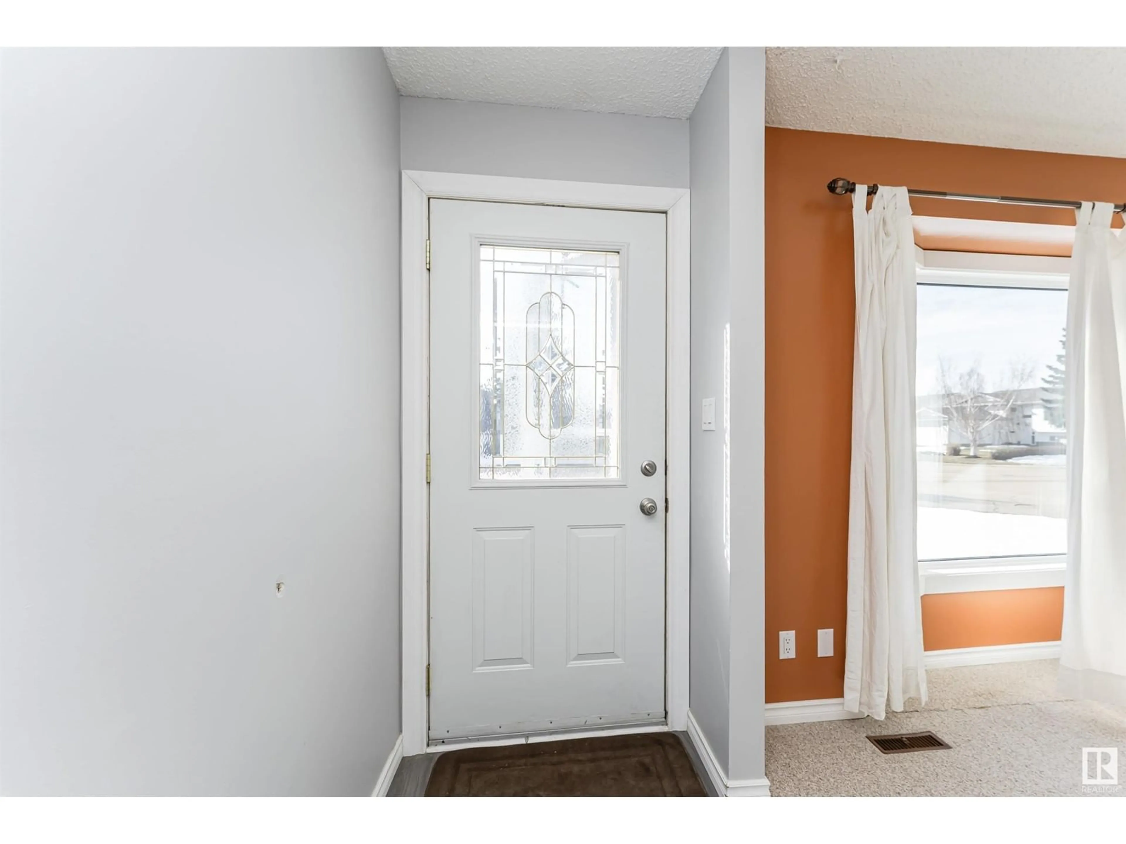 Indoor entryway for 601 Sunnydale RD, Morinville Alberta T8R1C7