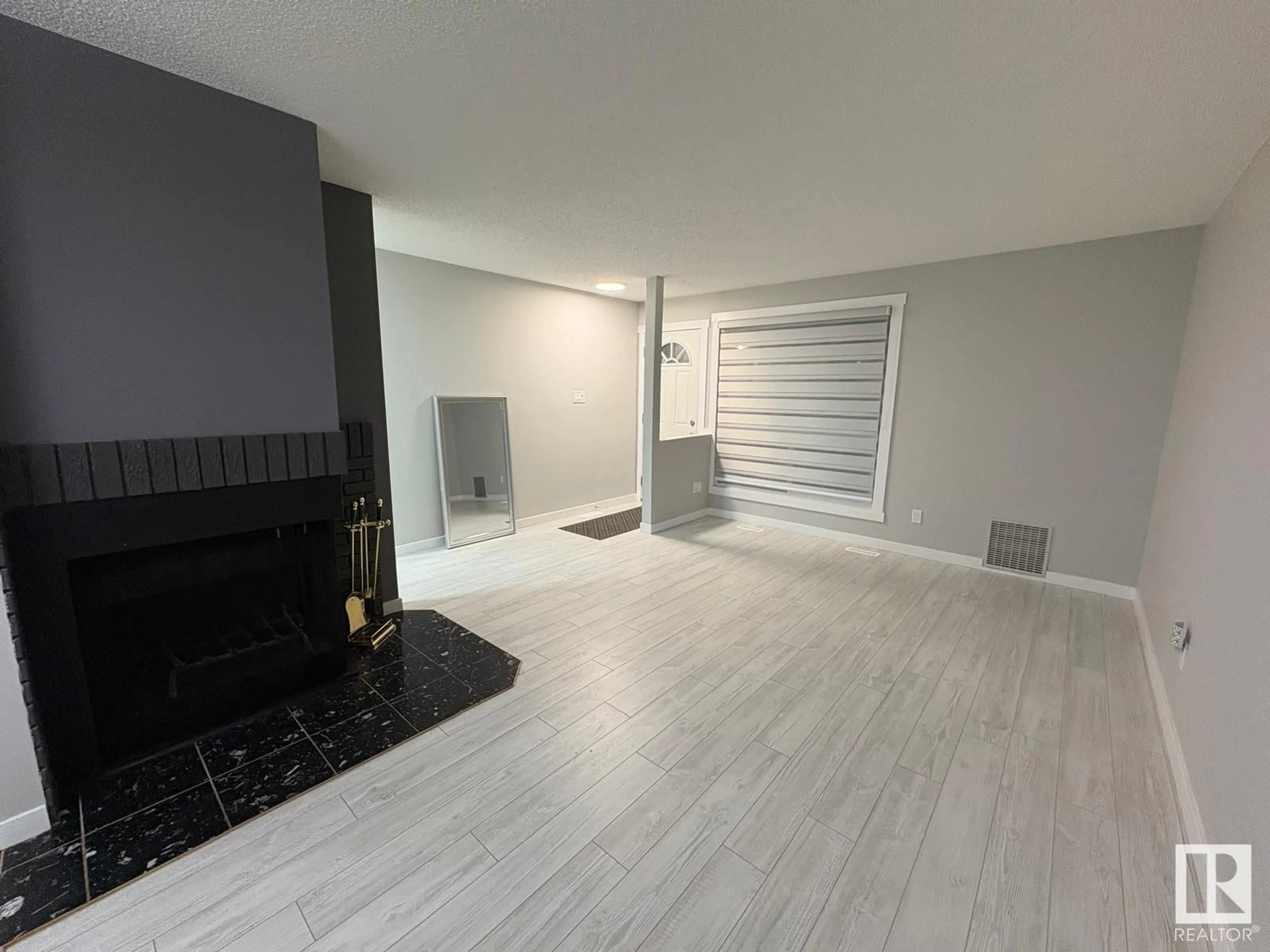 A pic of a room for #29 2204 118 ST NW, Edmonton Alberta T6J5K2