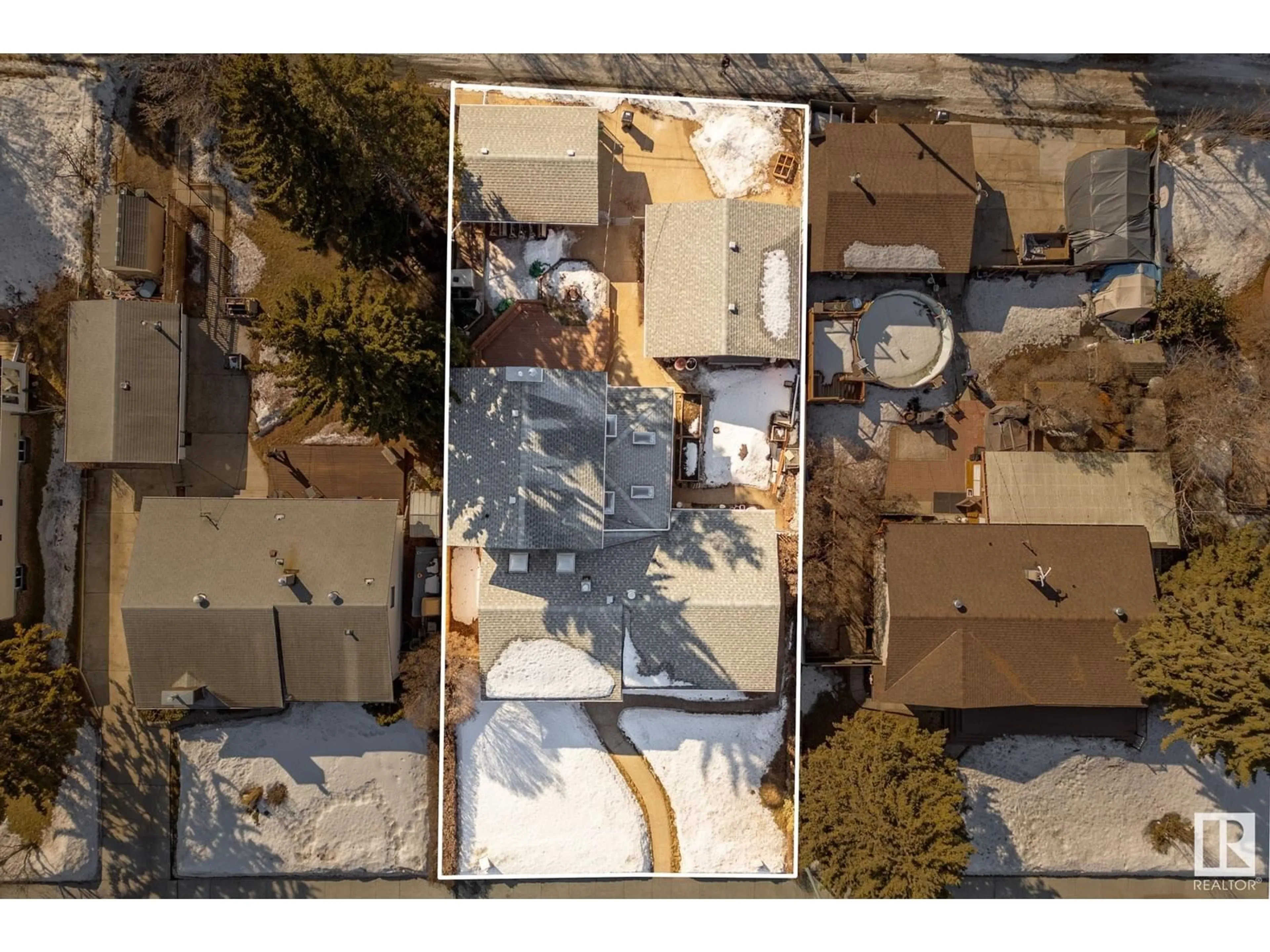 A pic from outside/outdoor area/front of a property/back of a property/a pic from drone, street for 6515 102A AV NW, Edmonton Alberta T6A0R8