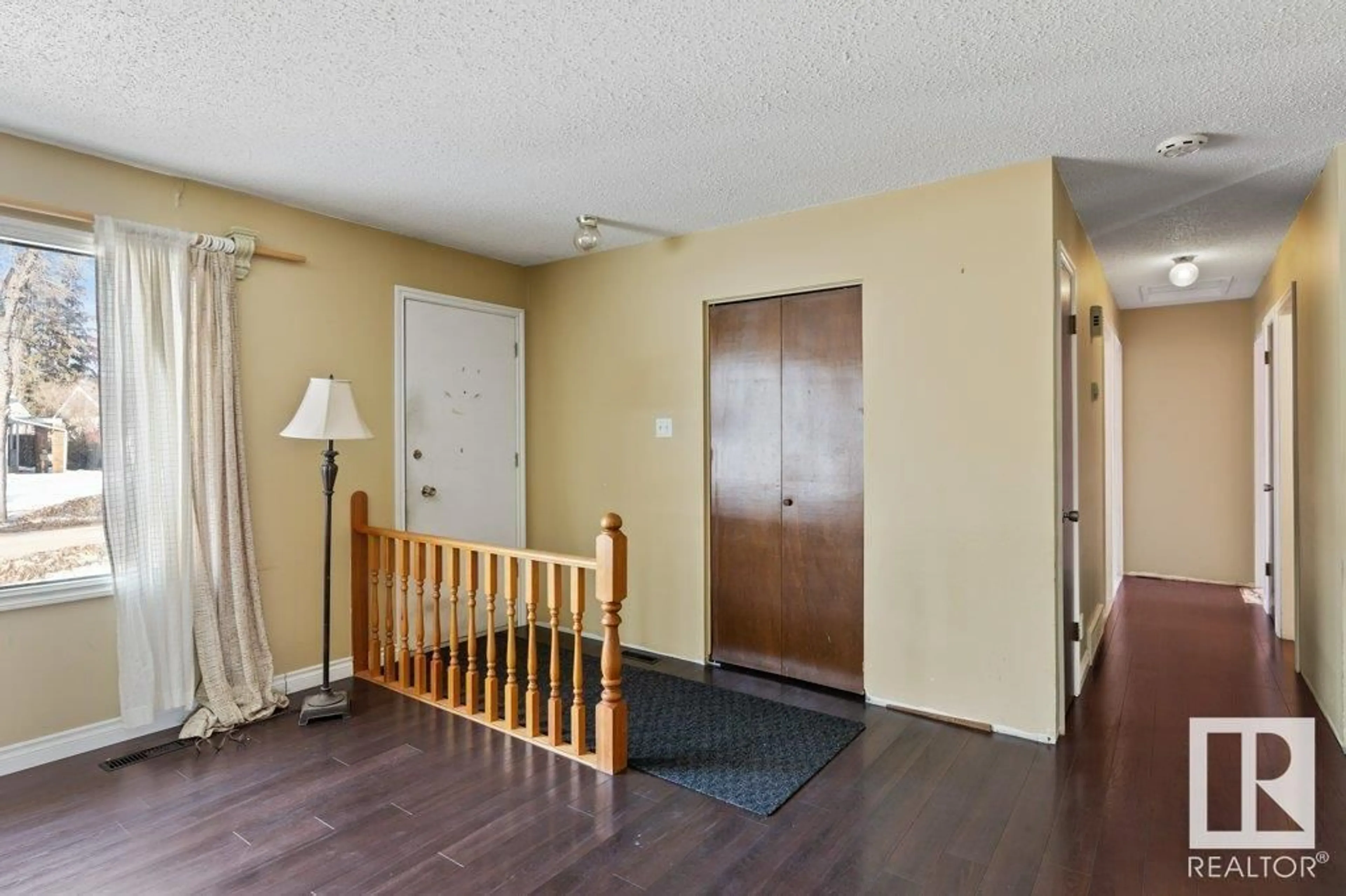 Indoor foyer for 30 LABELLE CR, St. Albert Alberta T8N2G5