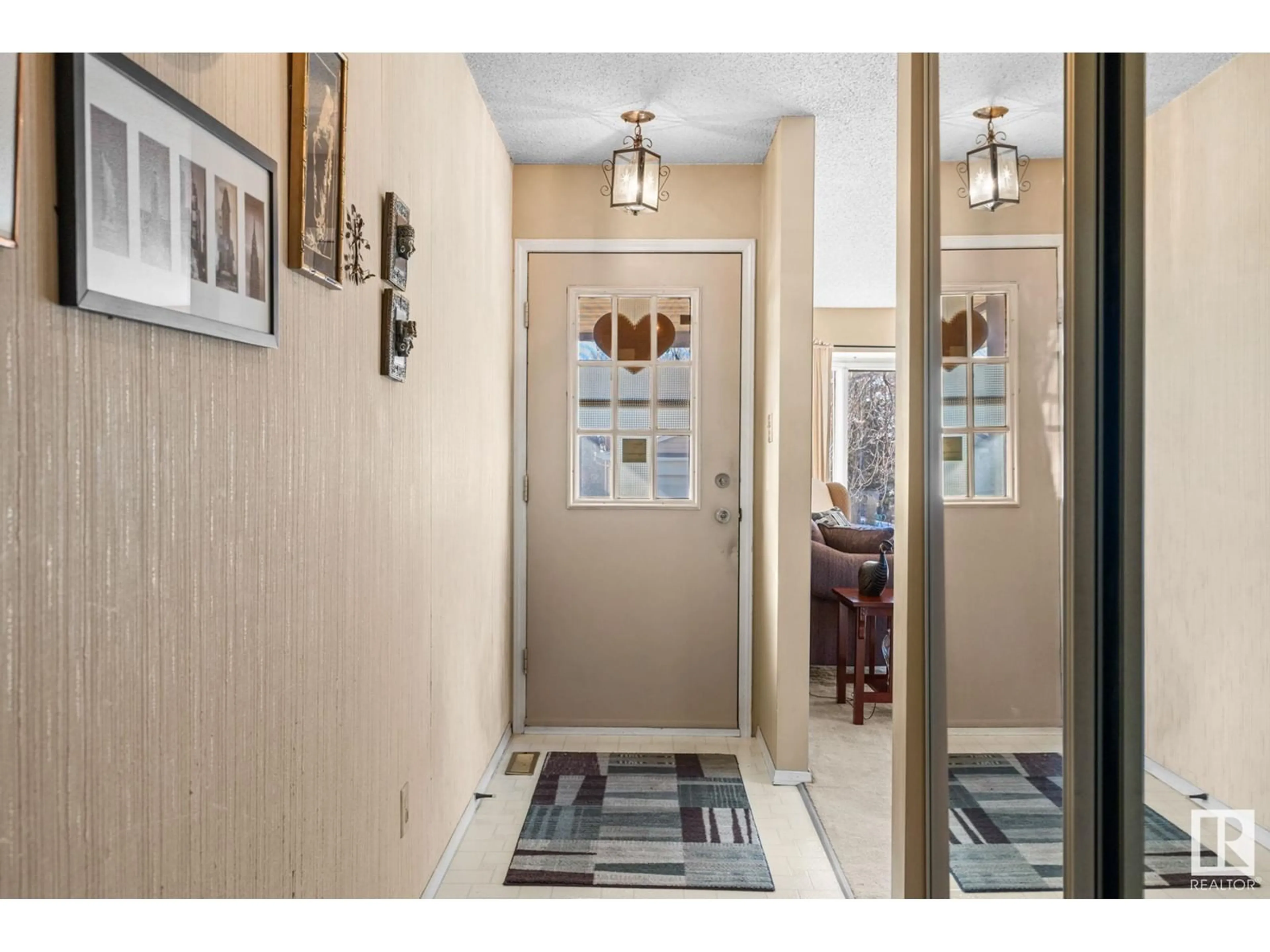 Indoor entryway for 3541 HILL VIEW CR NW, Edmonton Alberta T6L1P4