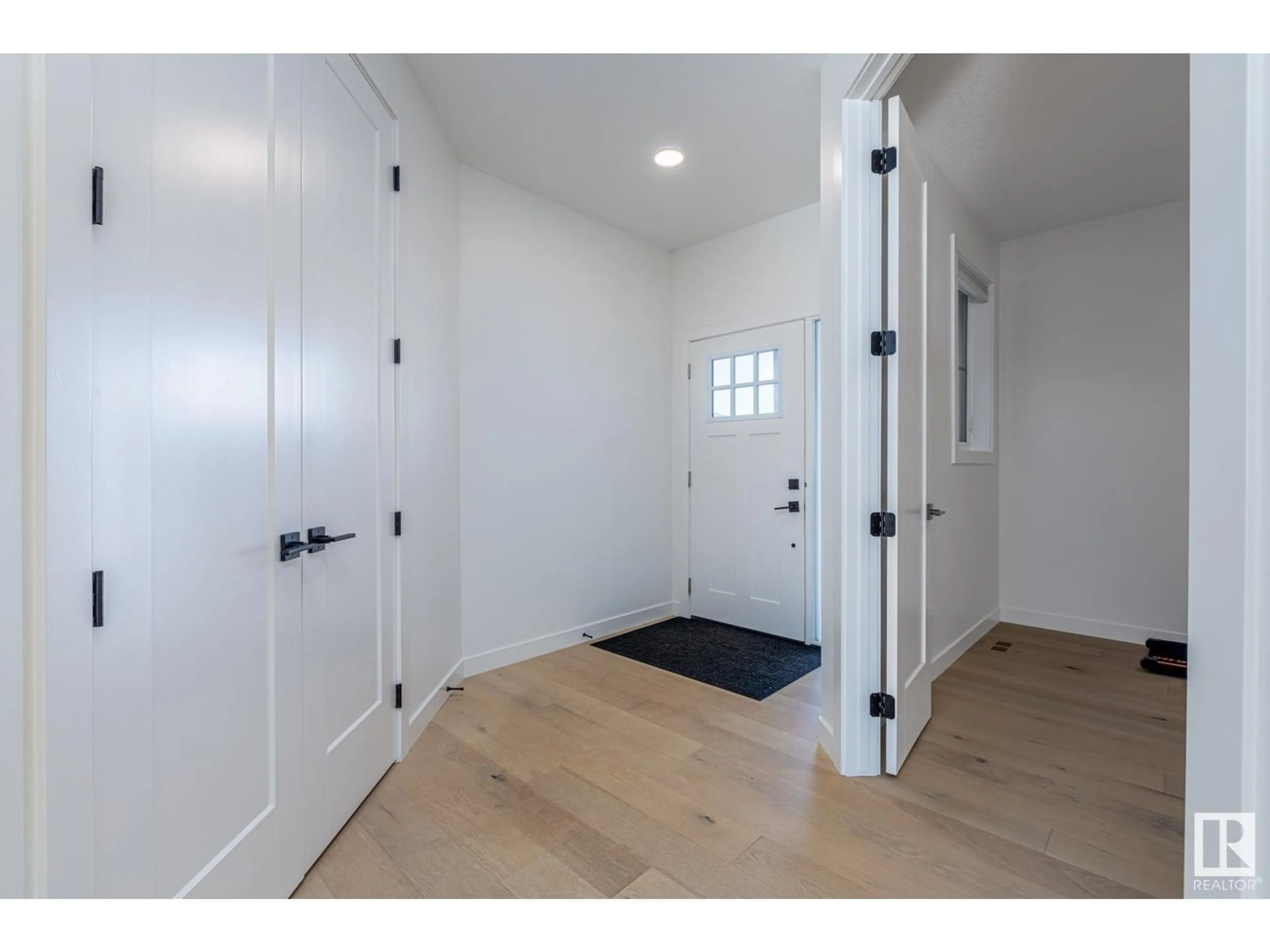 Indoor entryway for 4278 CHICHAK CL, Edmonton Alberta T6W4B4