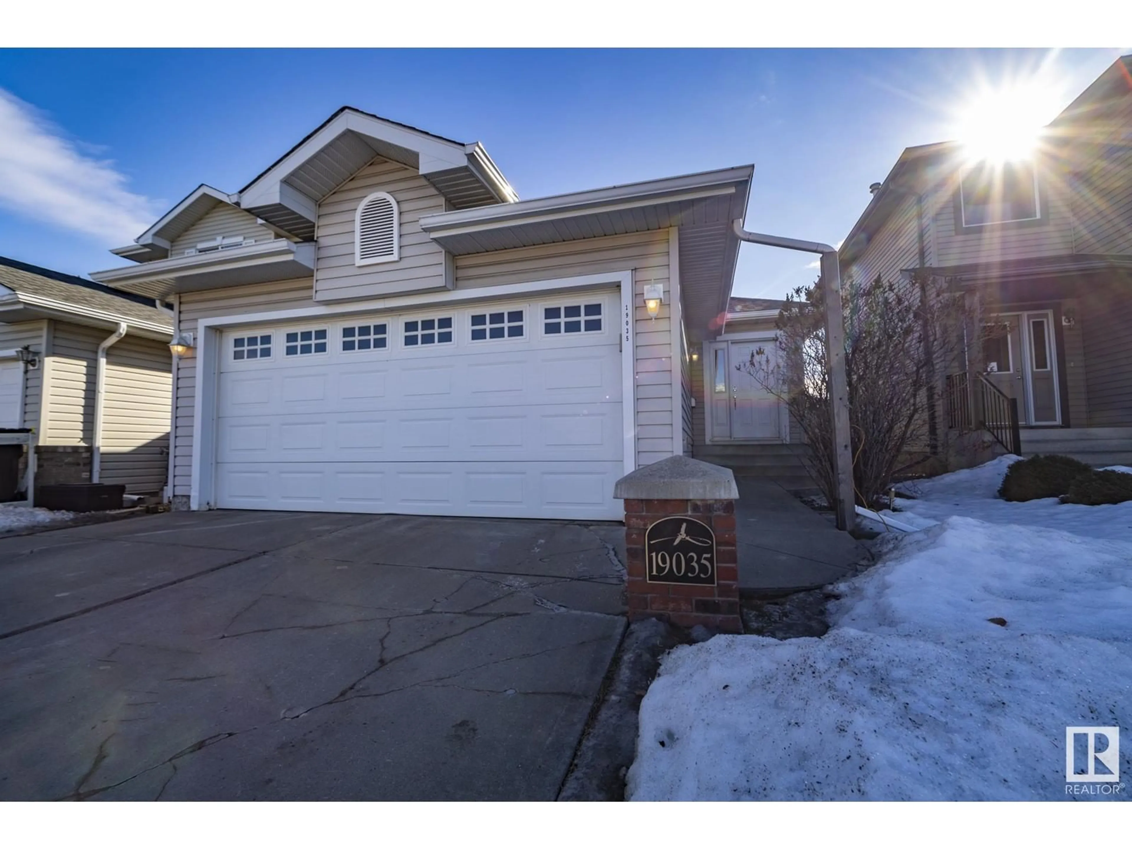 Indoor garage for 19035 46 AV NW, Edmonton Alberta T6M2Y2