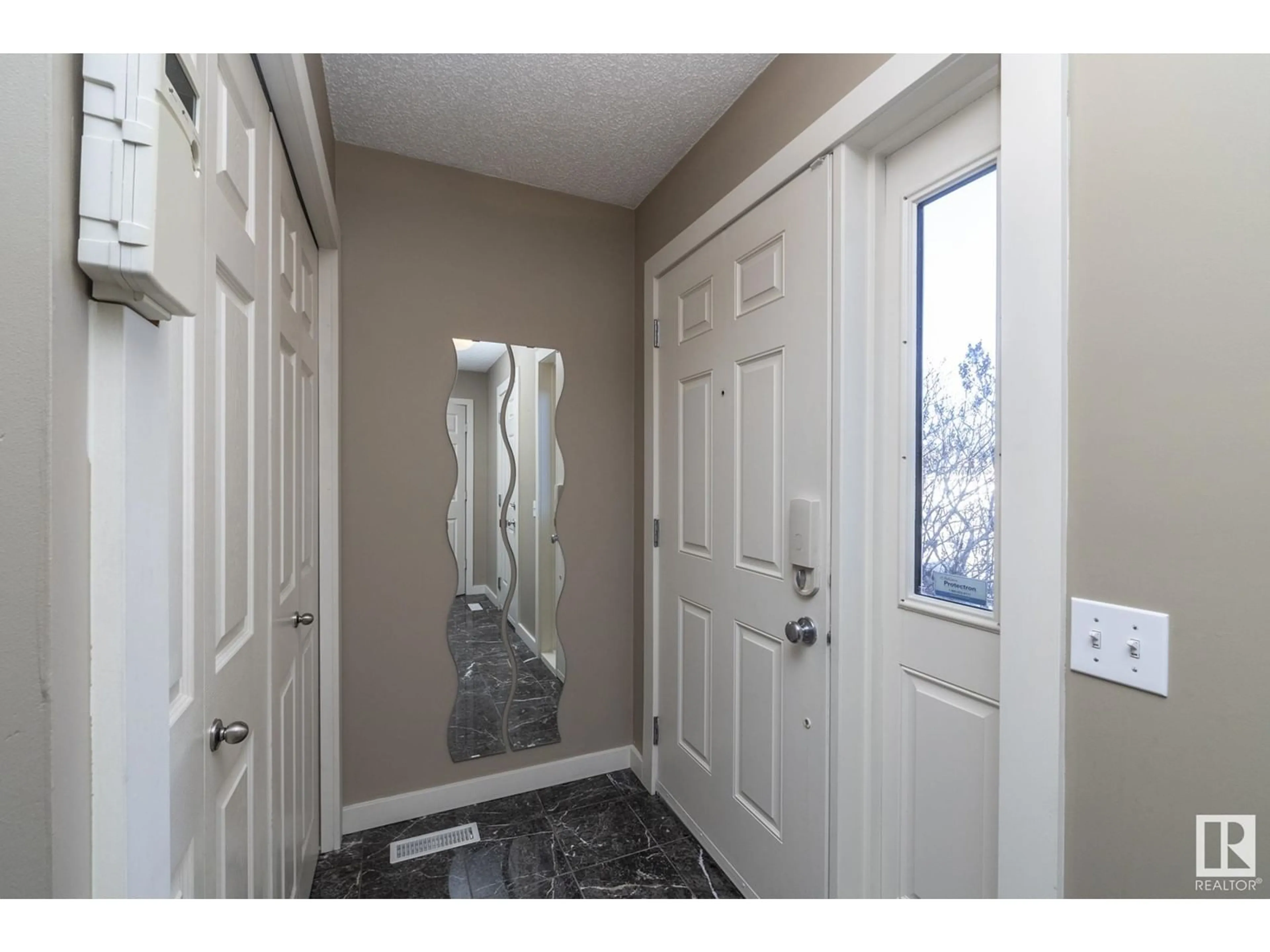 Indoor entryway for 19035 46 AV NW, Edmonton Alberta T6M2Y2