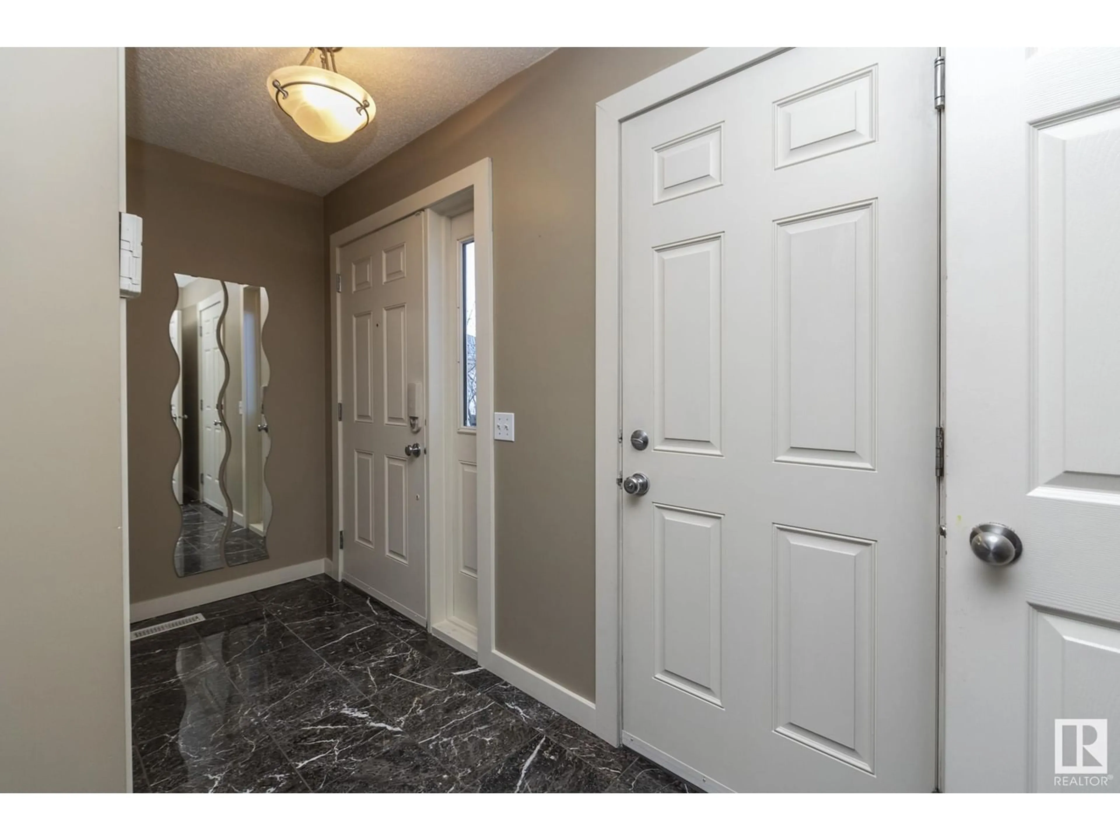 Indoor entryway for 19035 46 AV NW, Edmonton Alberta T6M2Y2