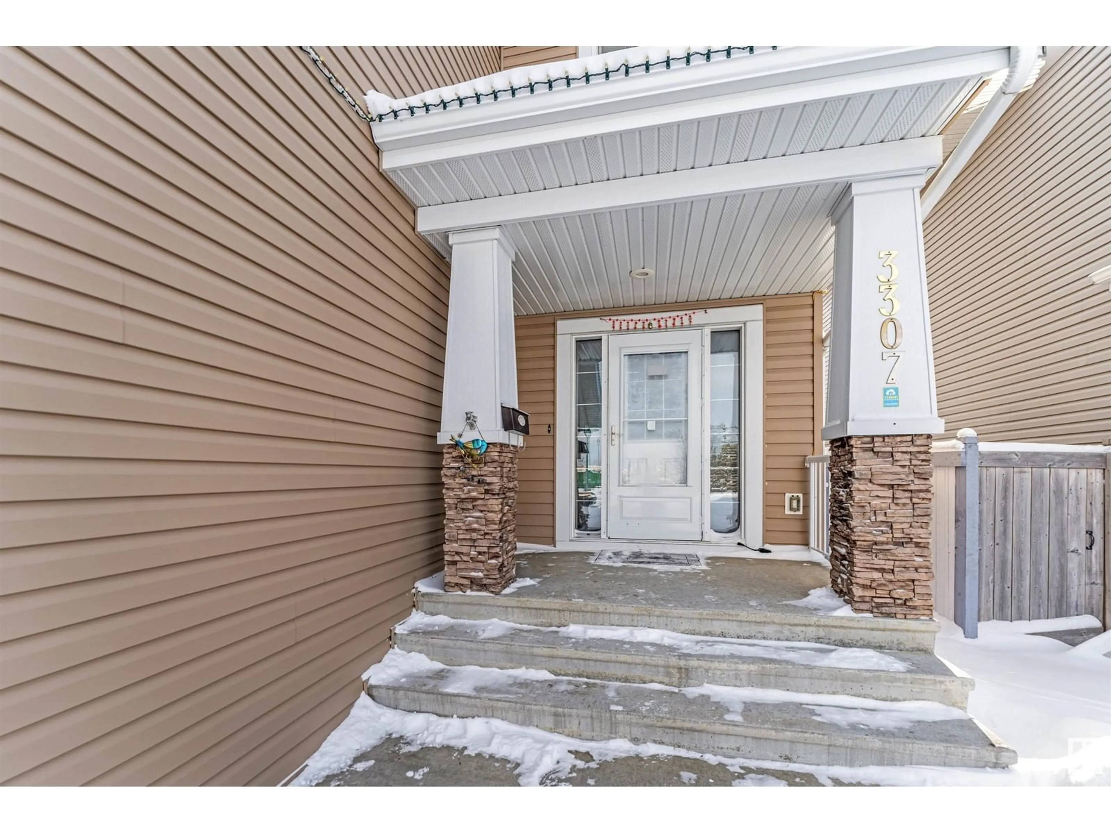 Indoor entryway for 3307 21 AV NW, Edmonton Alberta T6T0K9