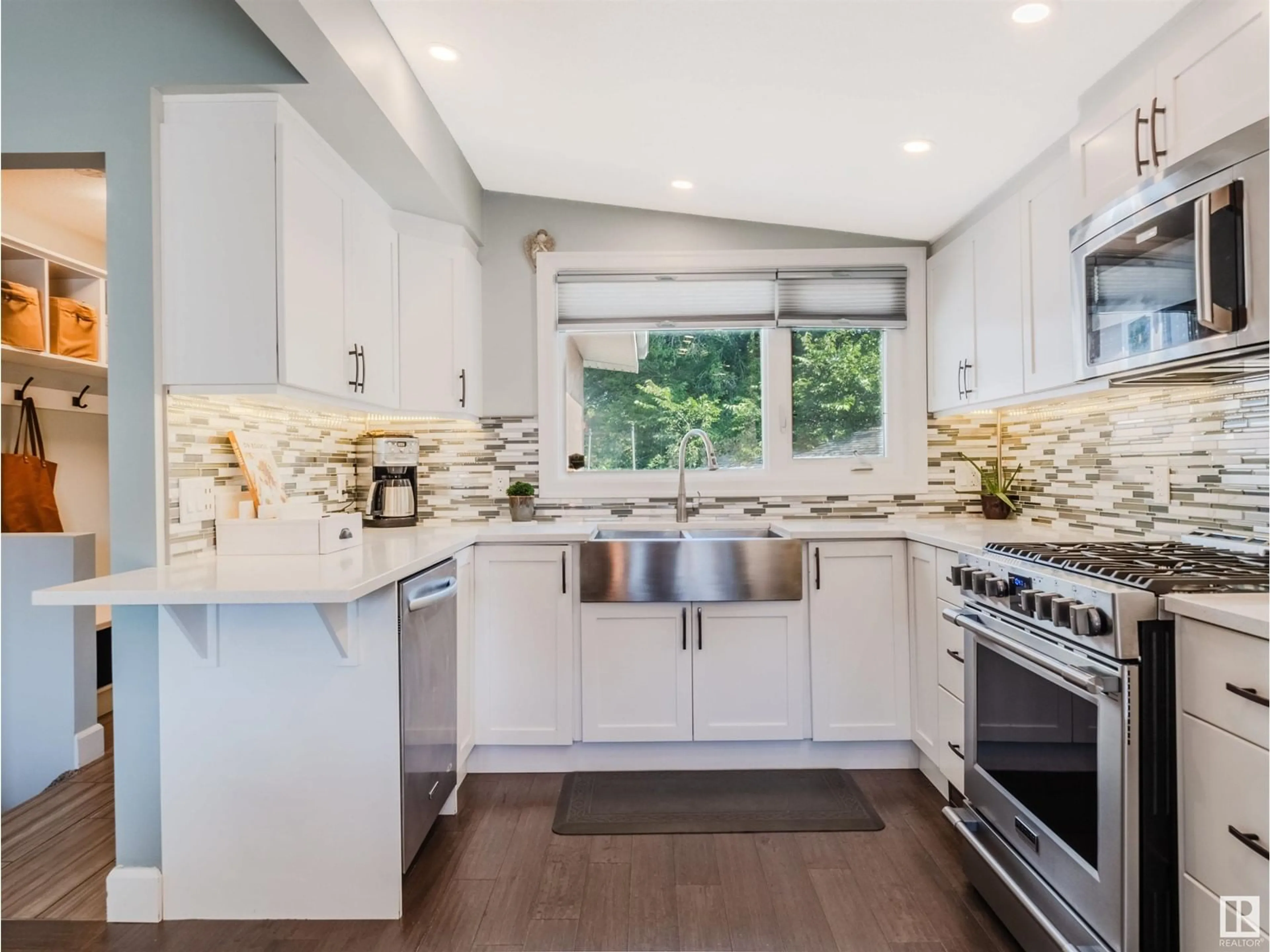 Contemporary kitchen, ceramic/tile floor for 7524 98A AV NW, Edmonton Alberta T6A0C4