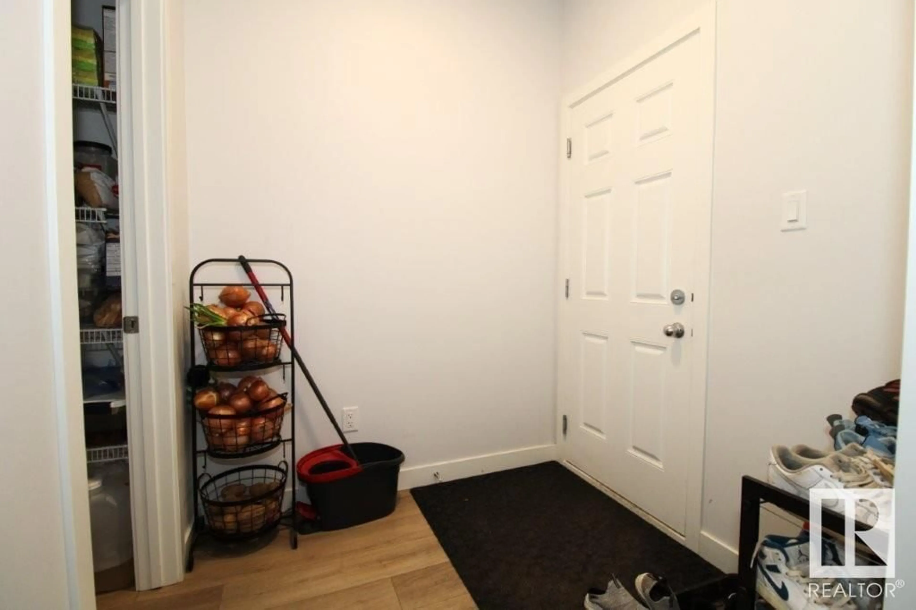 Indoor entryway for 22614 99A AV NW, Edmonton Alberta T5T7V1