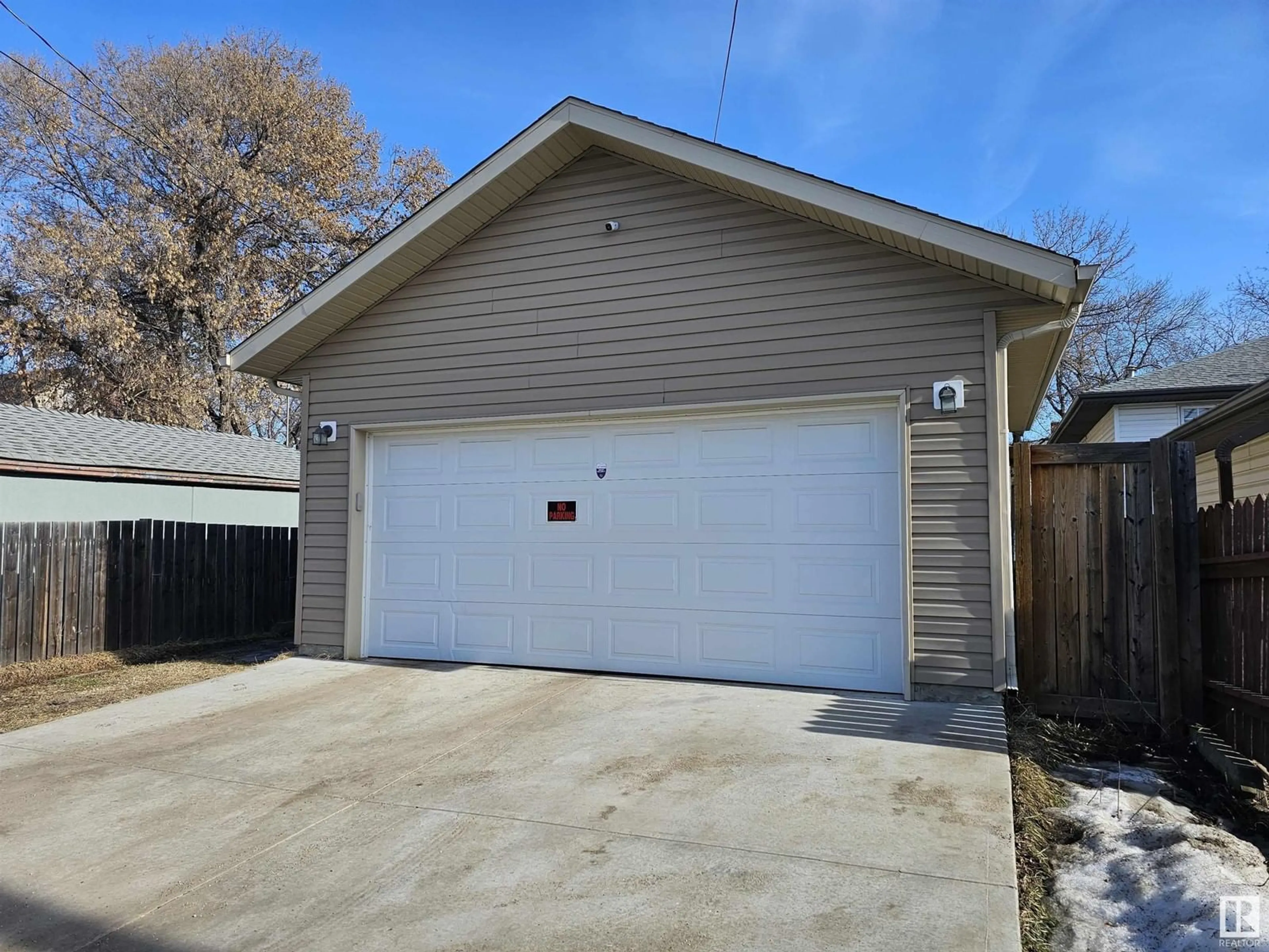 Indoor garage for 11250 94ST NW, Edmonton Alberta T5G1G9