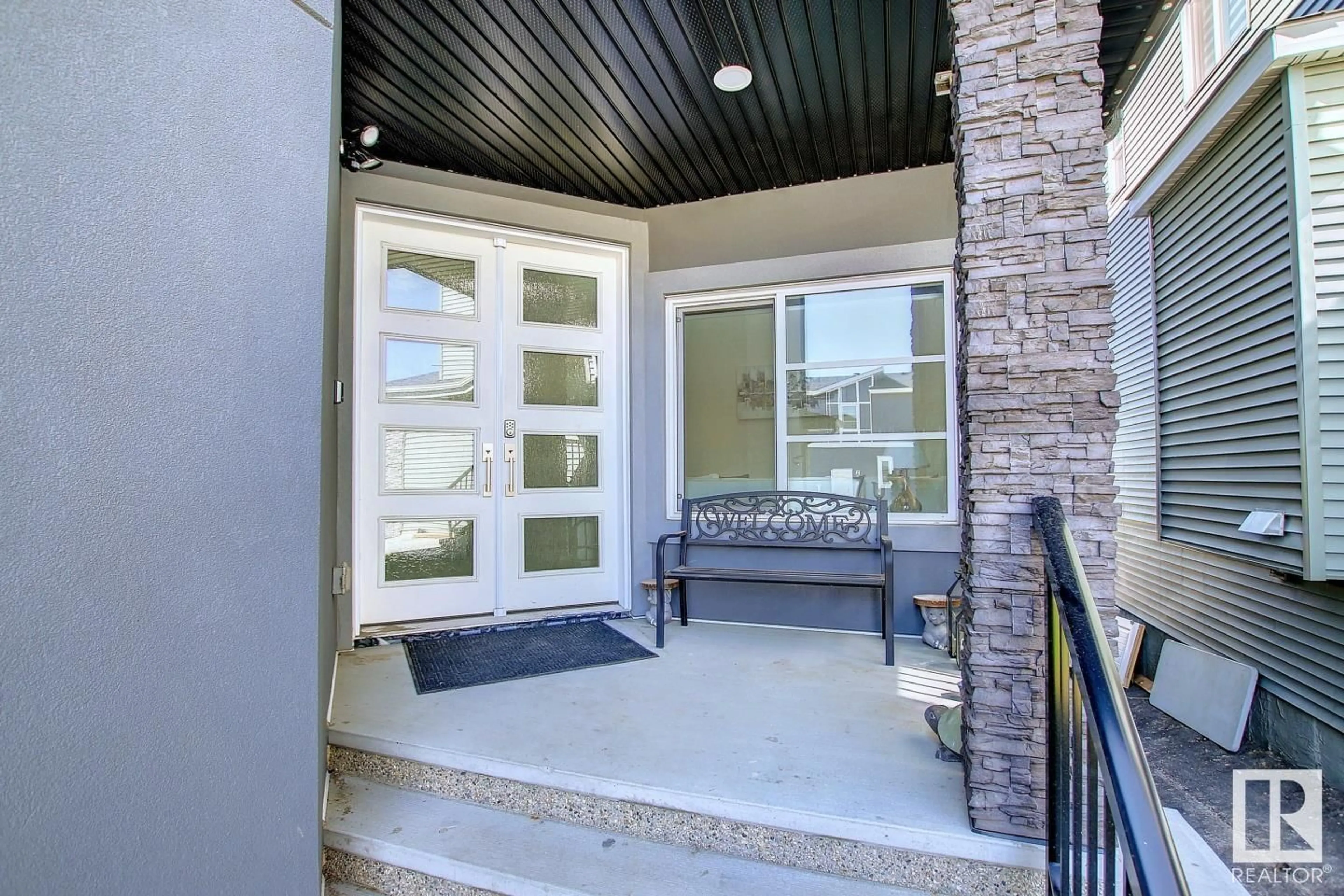 Indoor entryway for 3628 1 AV SW, Edmonton Alberta T6X2W4