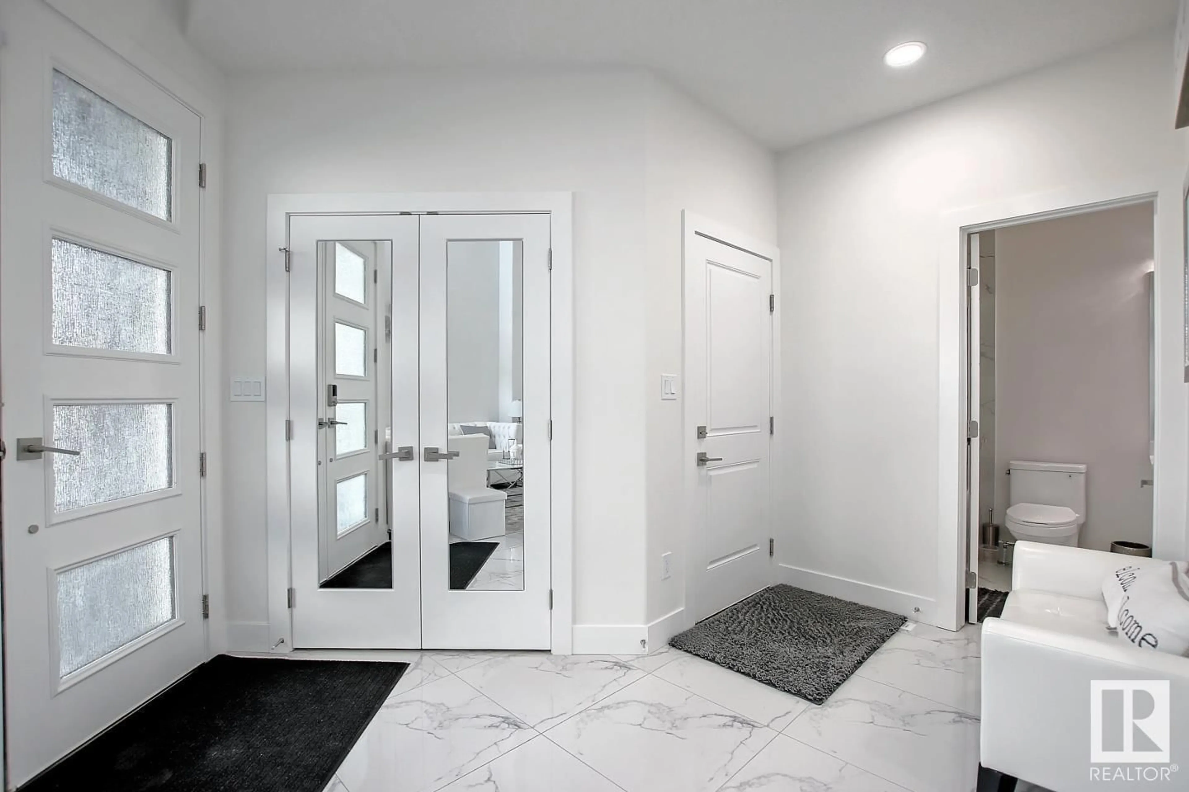 Indoor entryway for 3628 1 AV SW, Edmonton Alberta T6X2W4