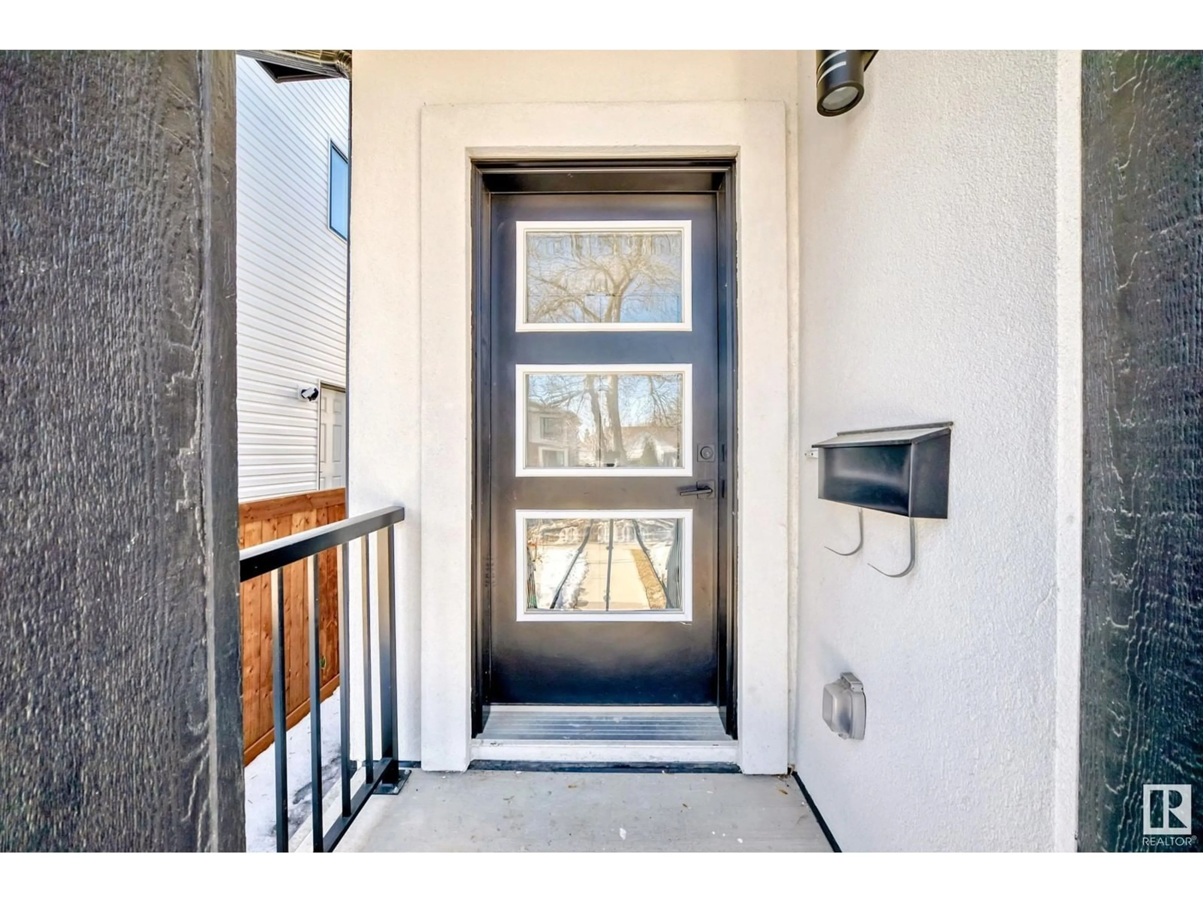 Indoor entryway for 7222 112 ST NW, Edmonton Alberta T6G1J3