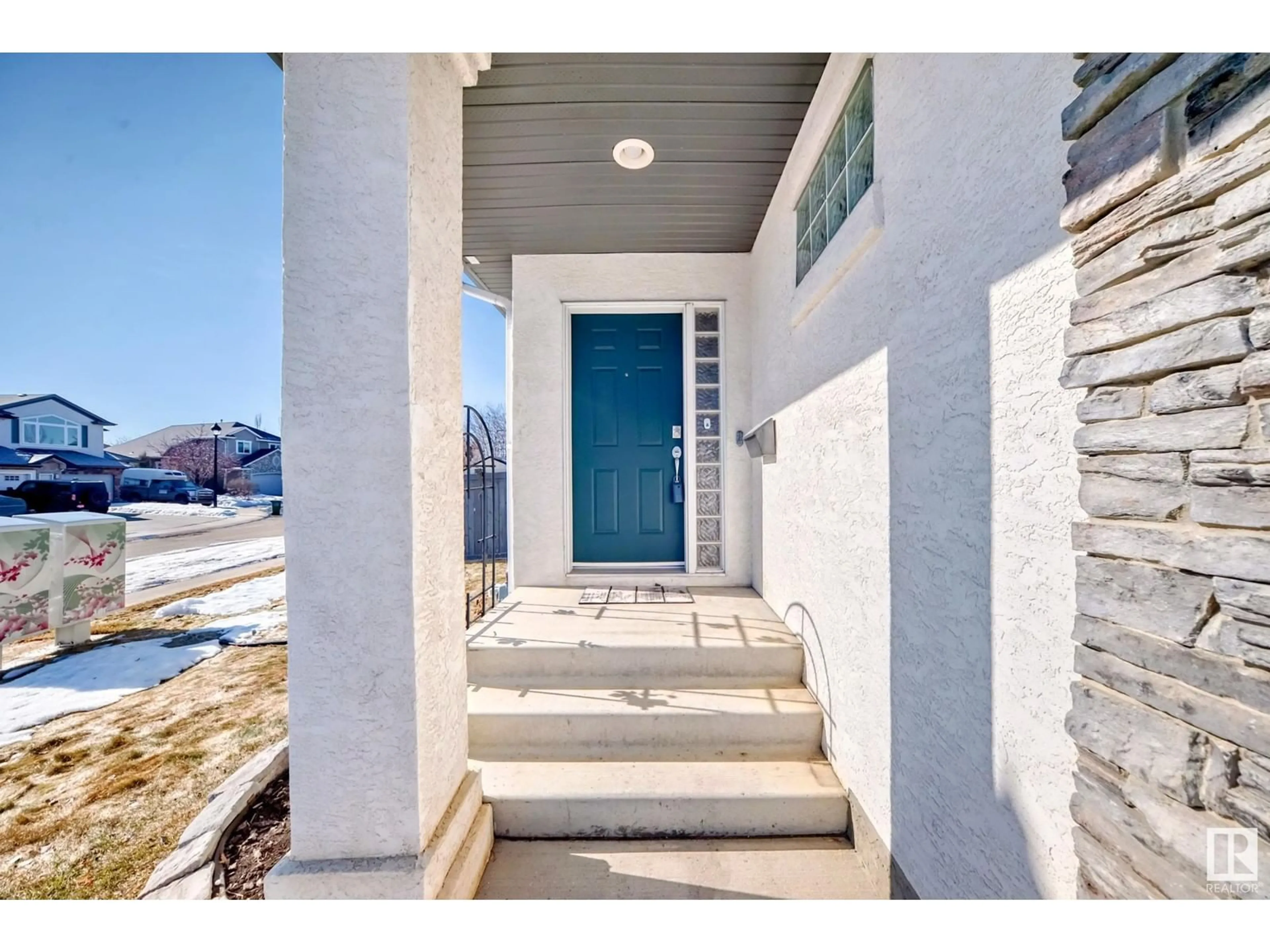 Indoor entryway for 214 BYRNE PL SW, Edmonton Alberta T6W1E3