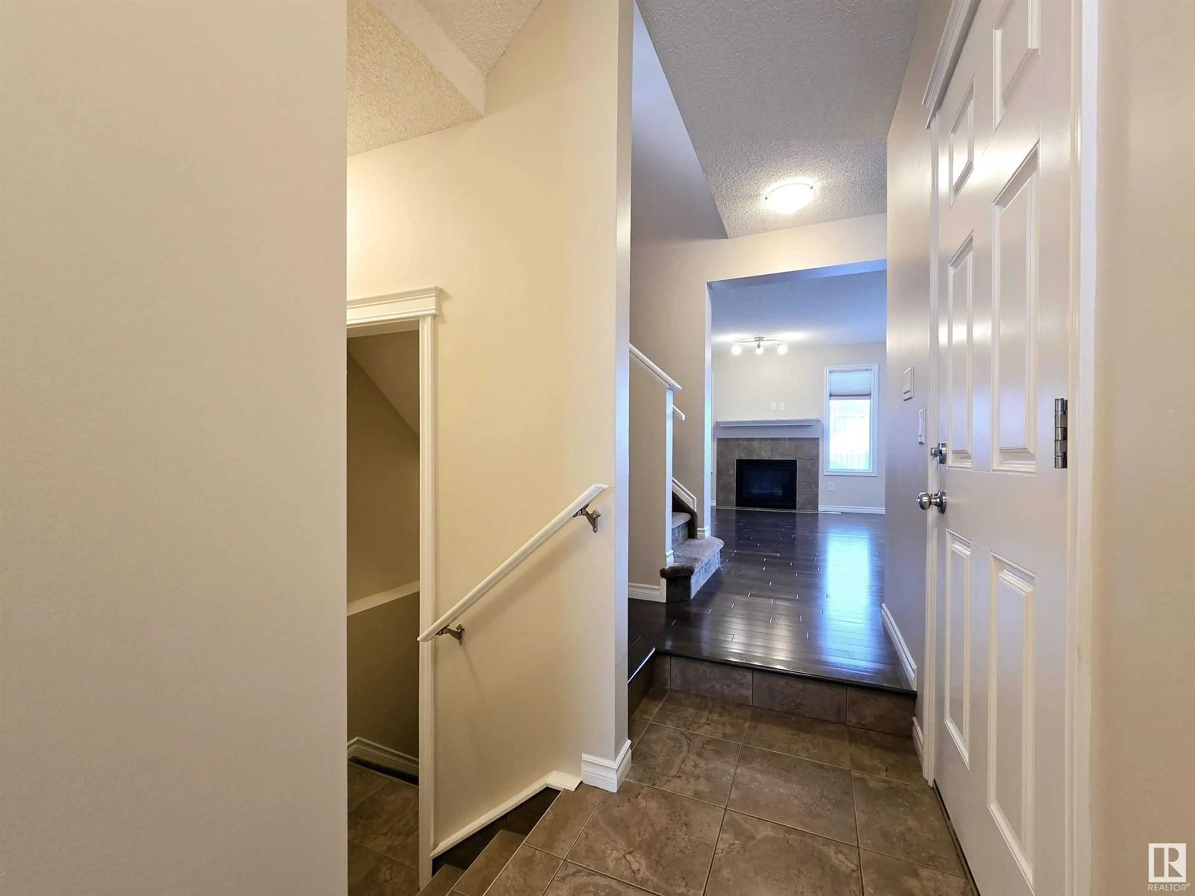 Indoor entryway for 21308 45A AV NW, Edmonton Alberta T6M0G8