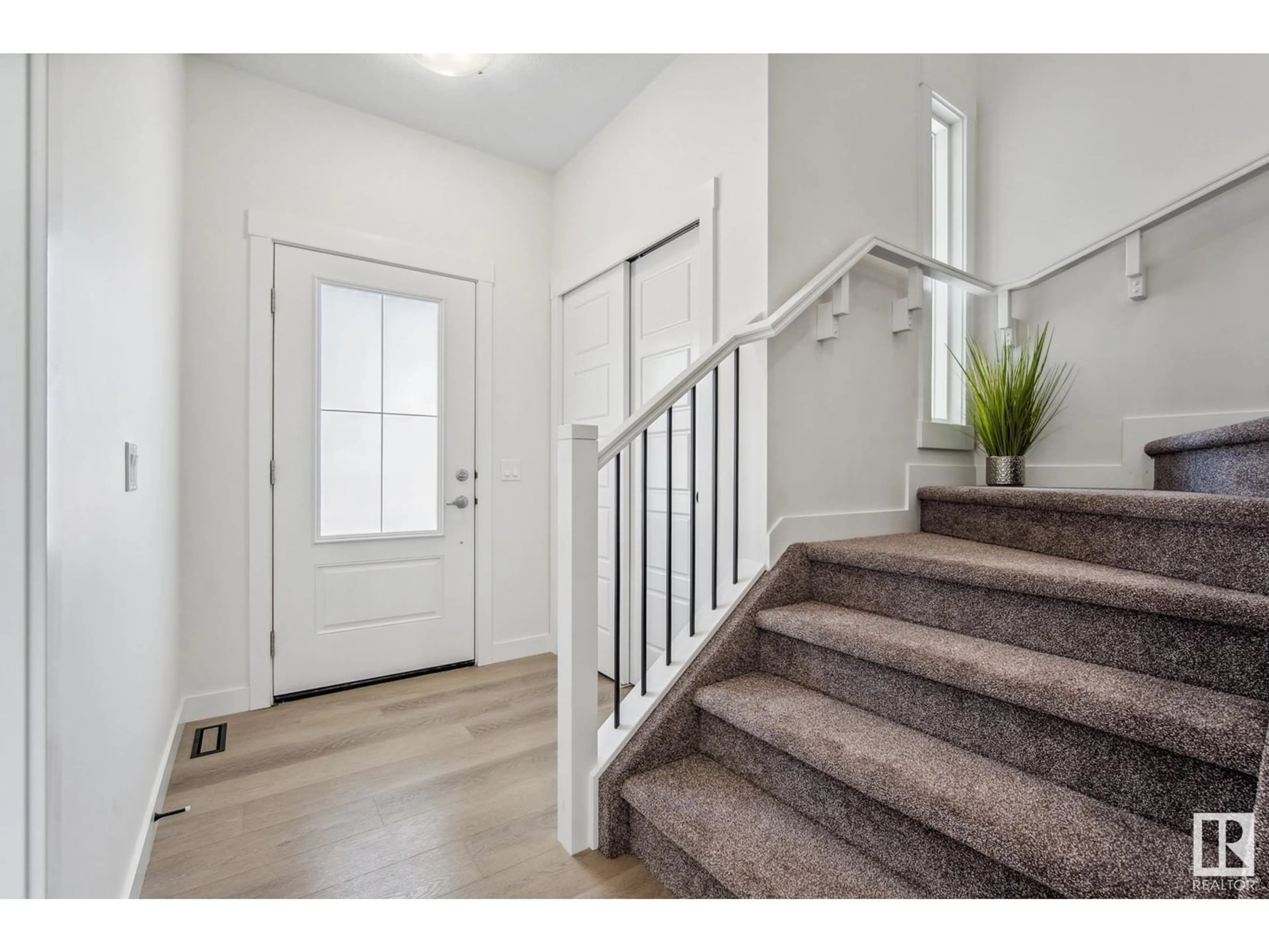 Indoor entryway for 448 EDGEMONT DR NW NW, Edmonton Alberta T6M1S1