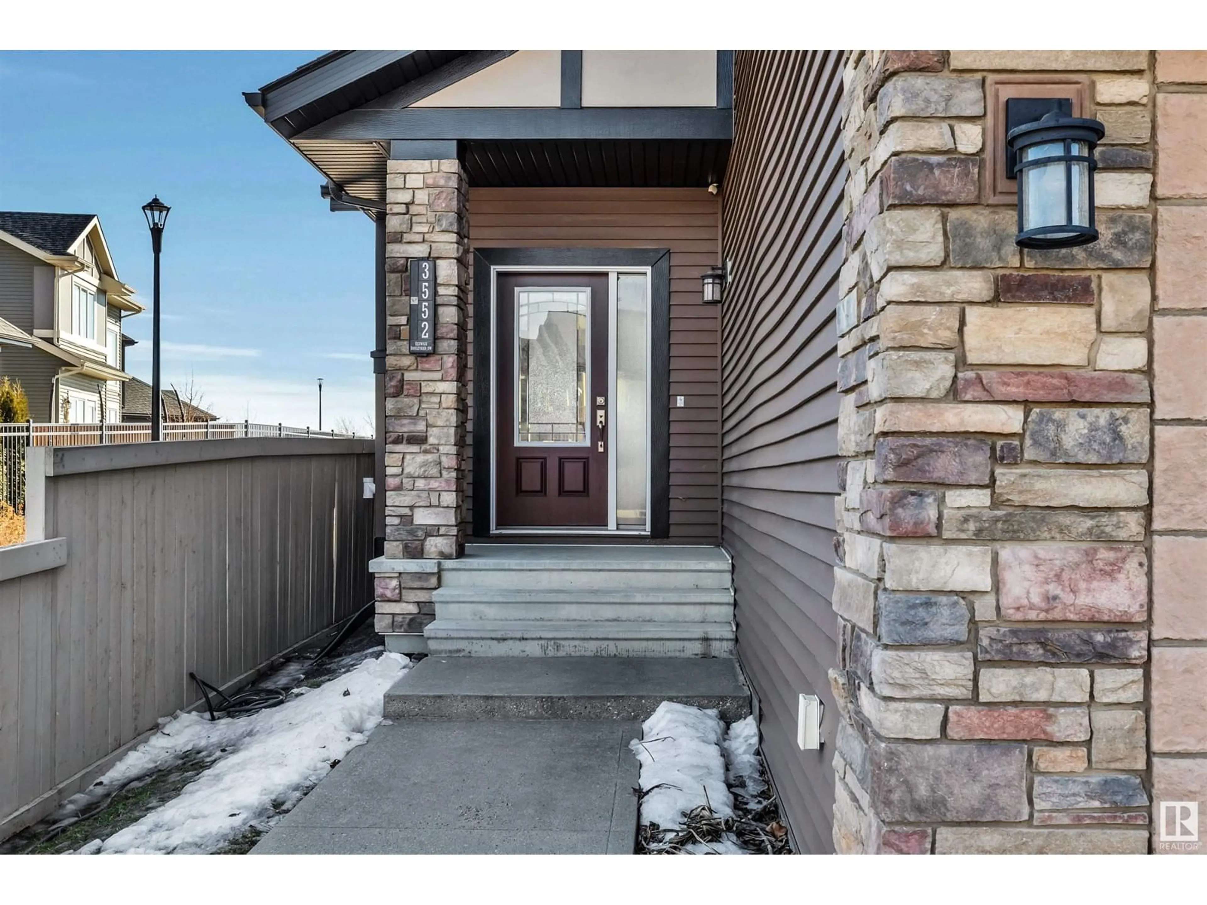 Indoor entryway for 3552 KESWICK BV SW, Edmonton Alberta T6W3W9