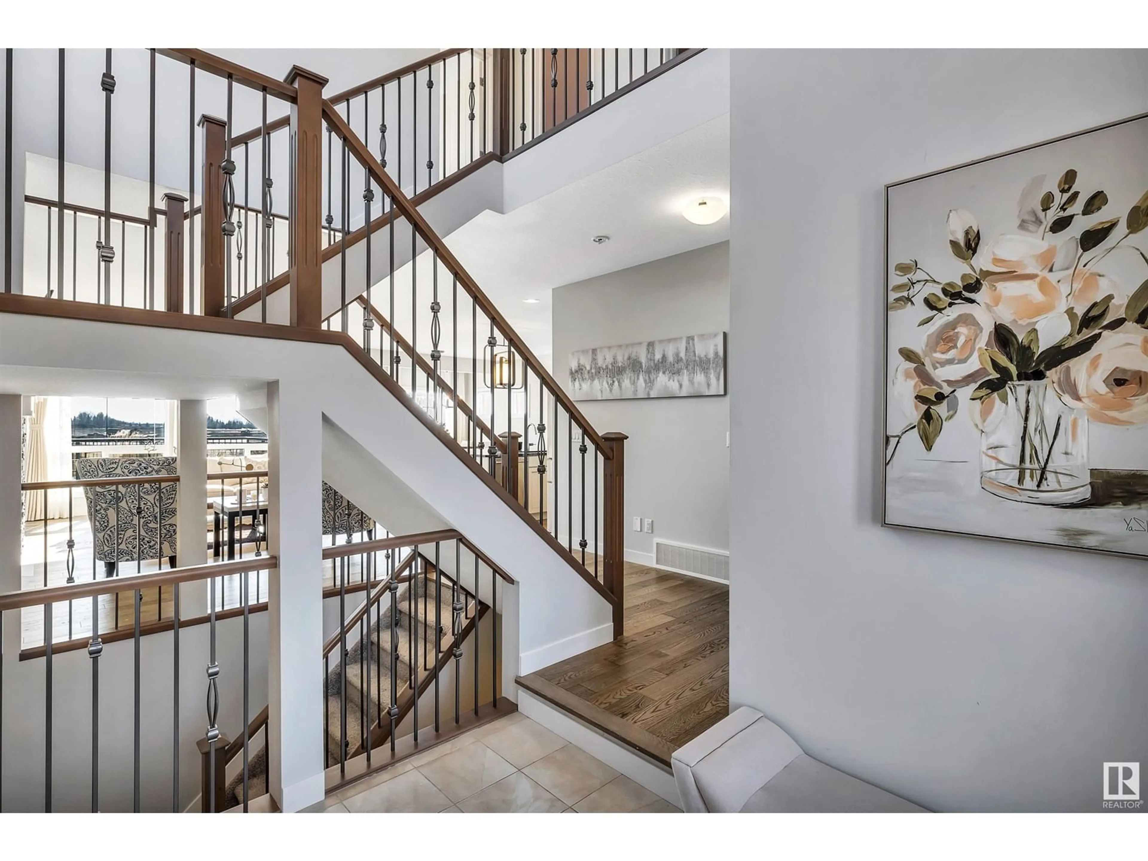 Indoor entryway for 3552 KESWICK BV SW, Edmonton Alberta T6W3W9